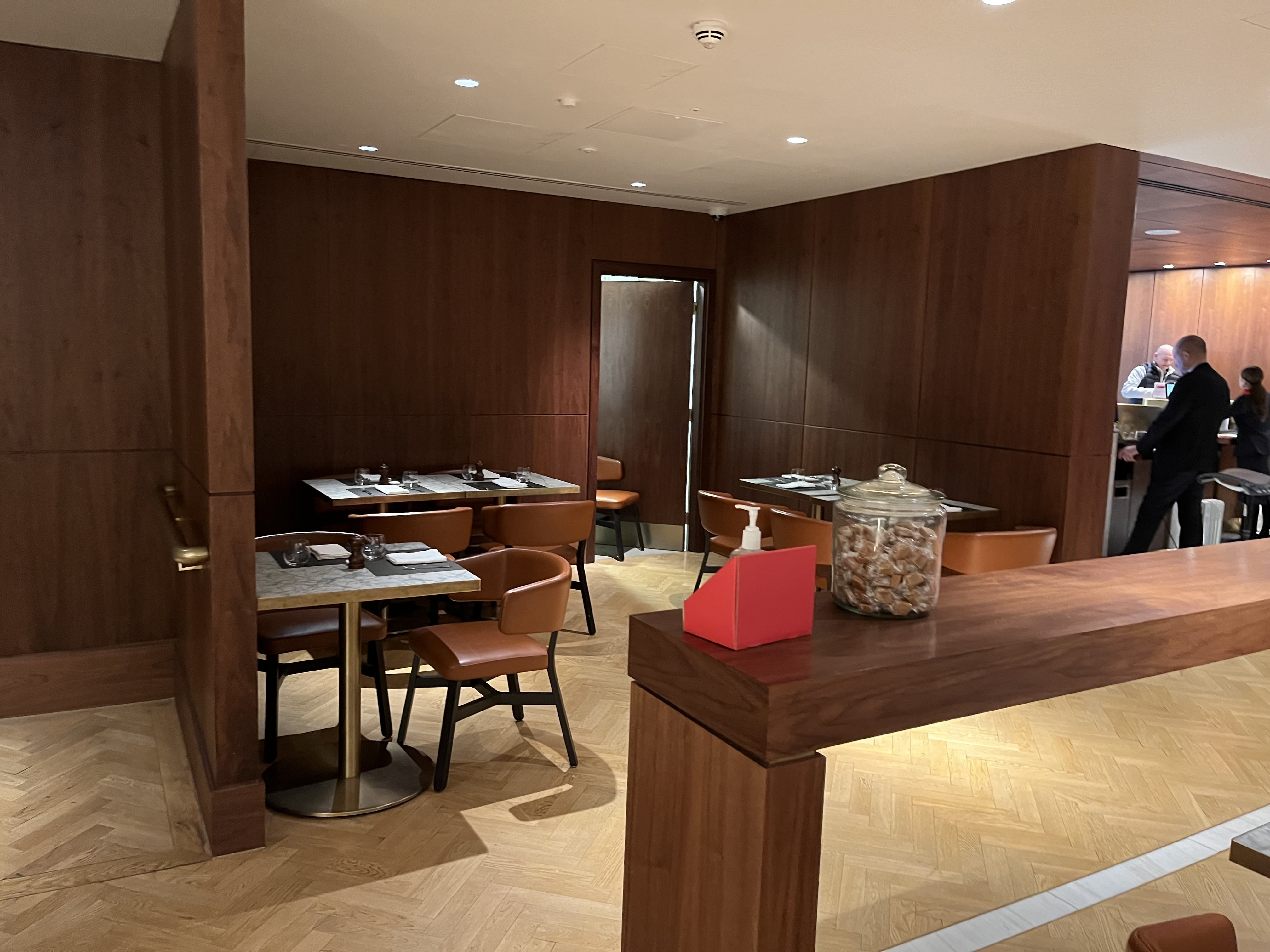 Neil Scrivener reviews the Qantas Lounge Heathrow's Terminal 3, available to Business Class and First Class passengers - and OneWorld Emerald/Sapphire members.