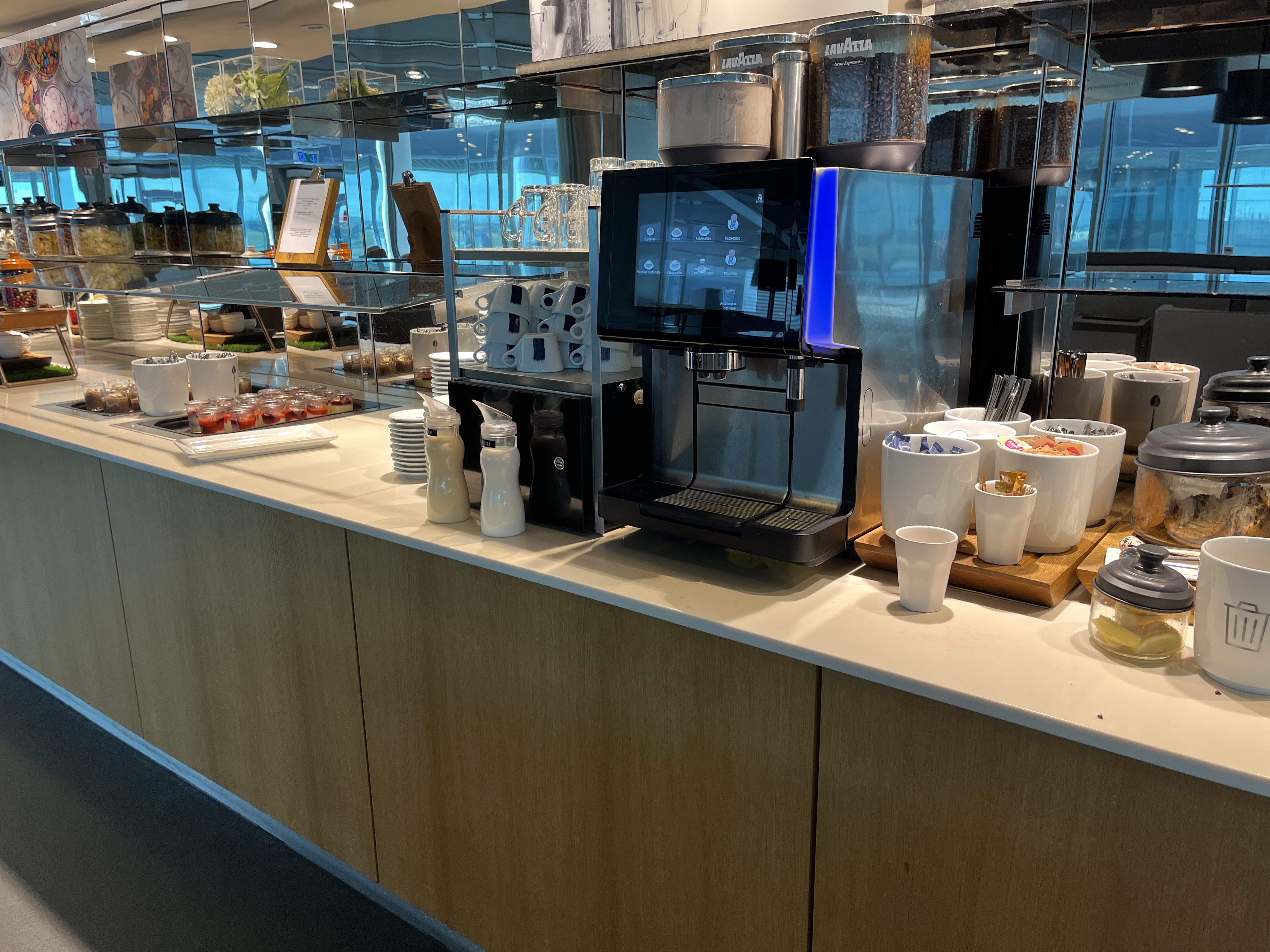 Neil Scrivener reviews the Lufthansa Business Class Lounge by Gate B24 in Frankfurt's Airport (FRA).