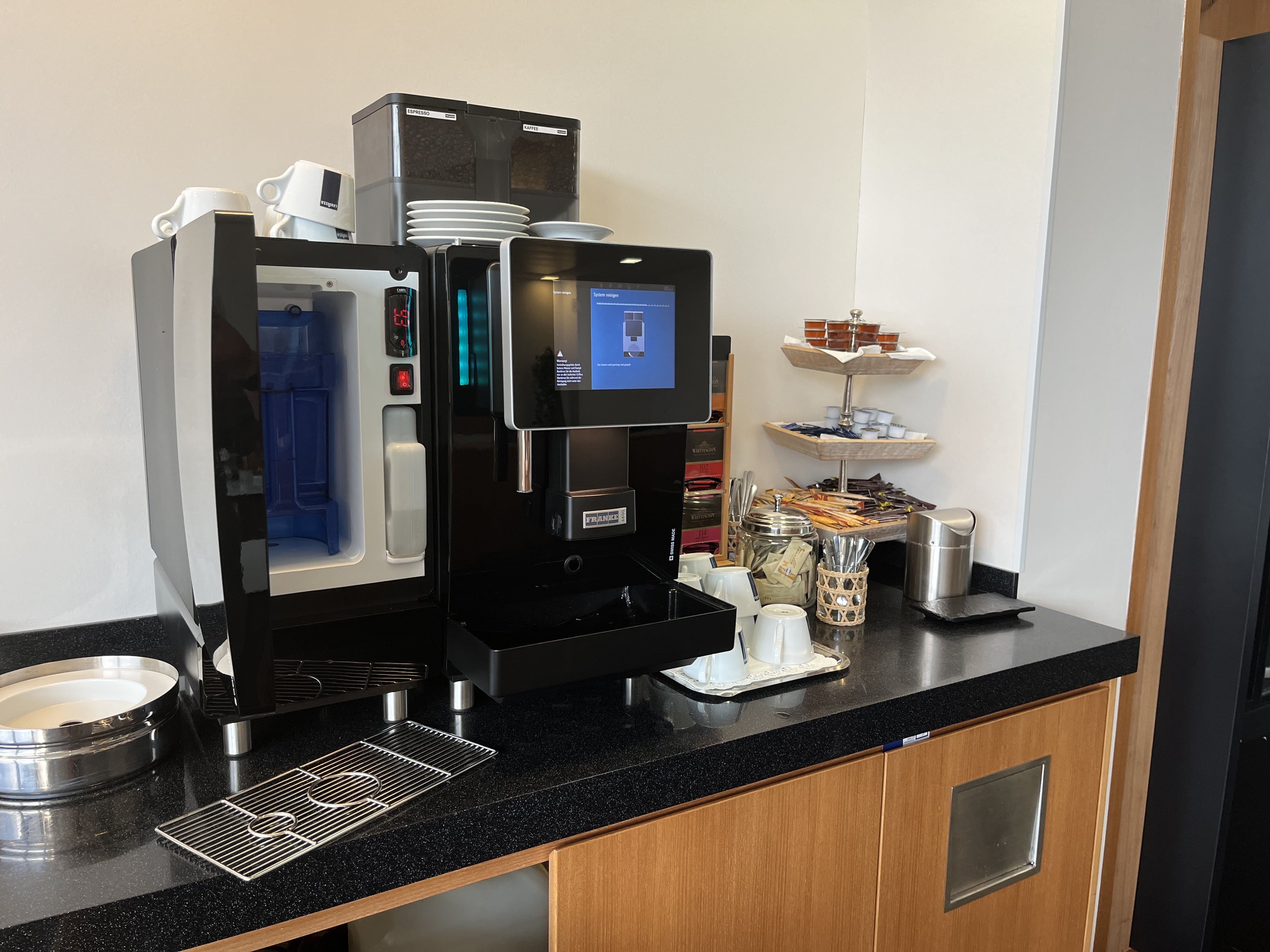 Neil Scrivener reviews the Priority Lounge in Frankfurt Airport (FRA), also the Cathay Pacific and Qatar Airways lounge.