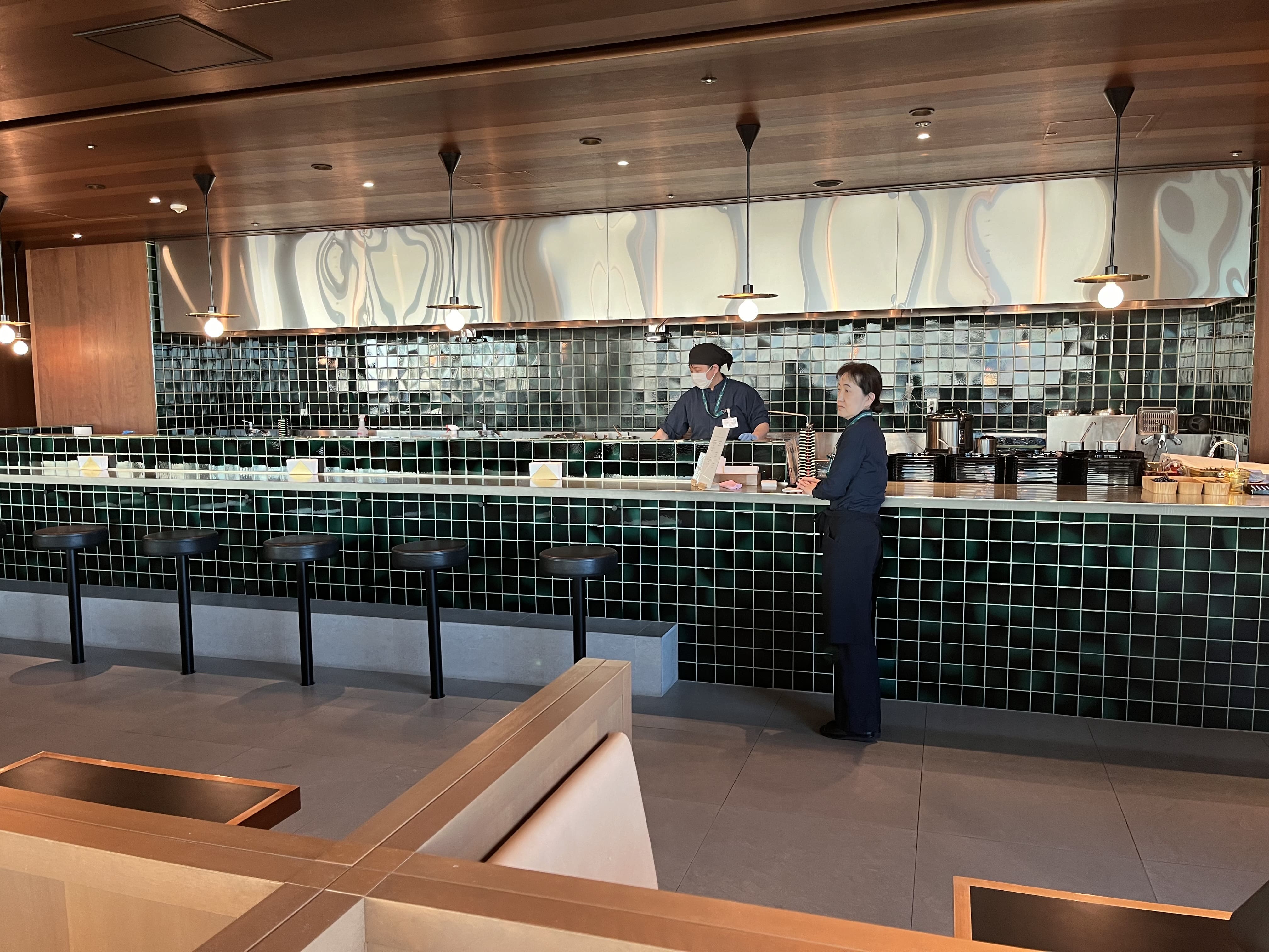 Neil Scrivener reviews the Cathay Pacific Lounge in Terminal 3 of Tokyo's Haneda Airport, available to OneWorld members. 