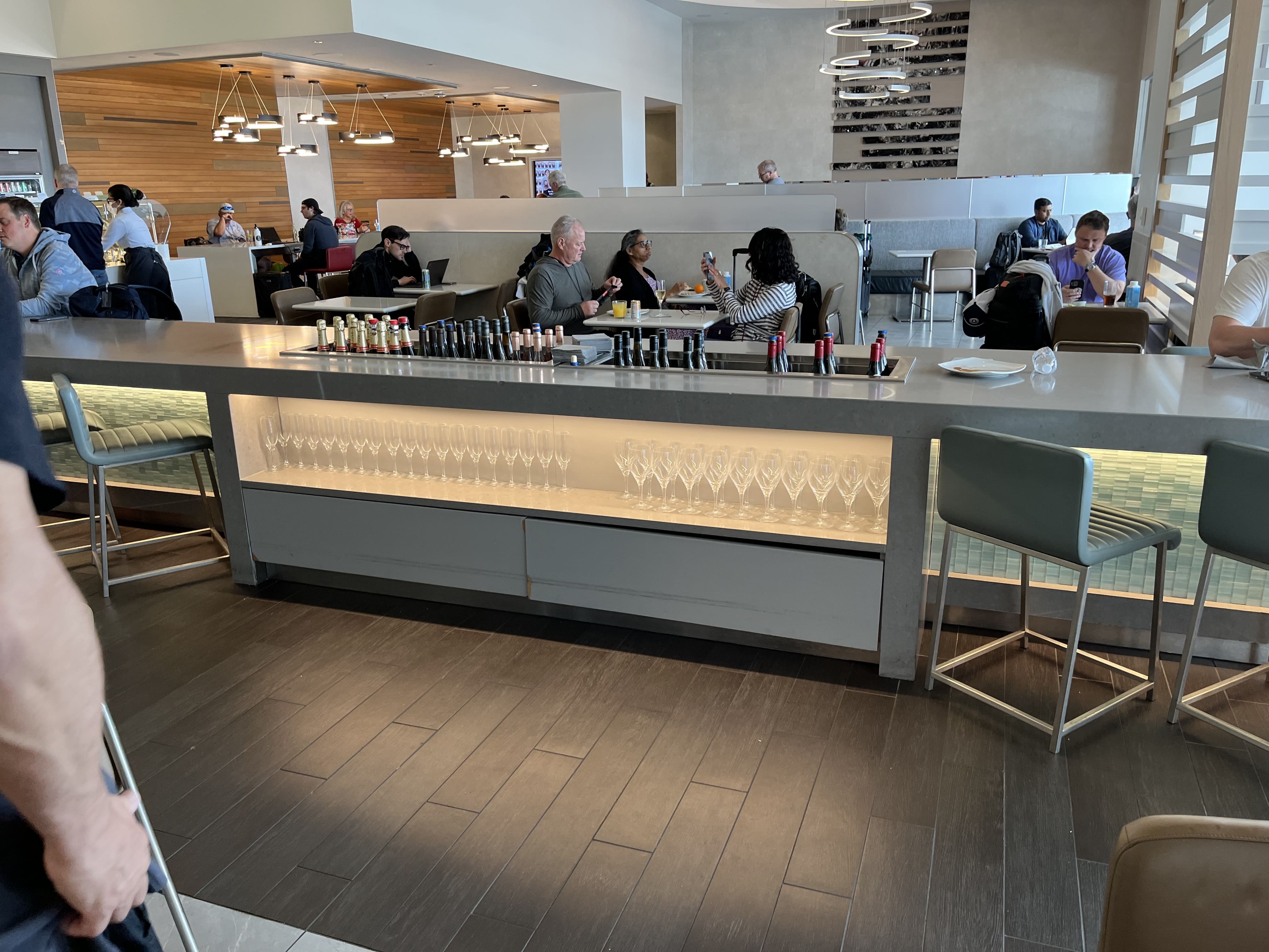 Neil Scrivener reviews the American Airlines Flagship Lounge in Dallas Forth Worth Airport (DFW) at D-Gates.