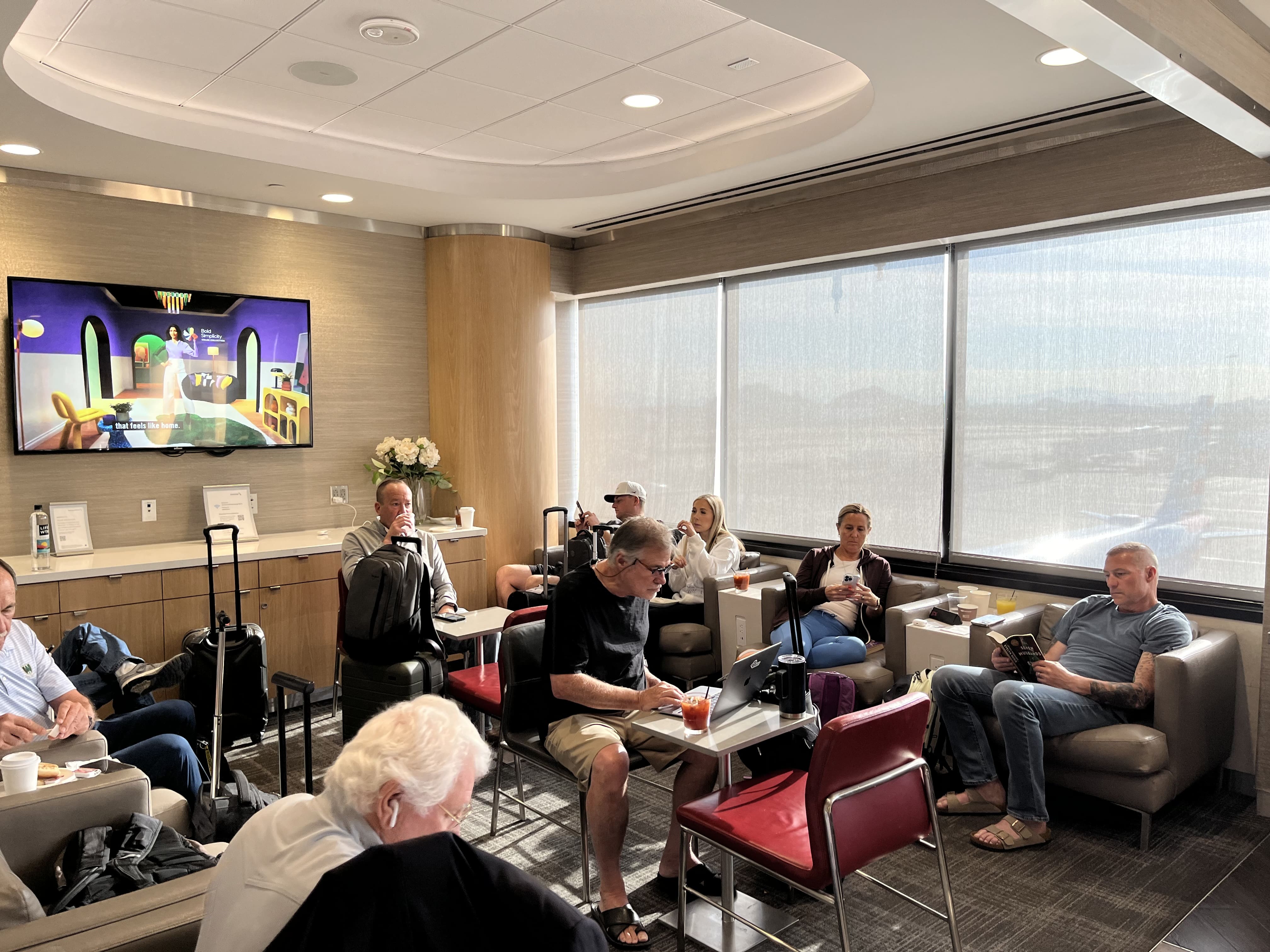 Neil Scrivener reviews the American Airlines Admirals Club at Terminal 4 of Phoenix Sky Harbor Airport, Concourse A (Gate A7)