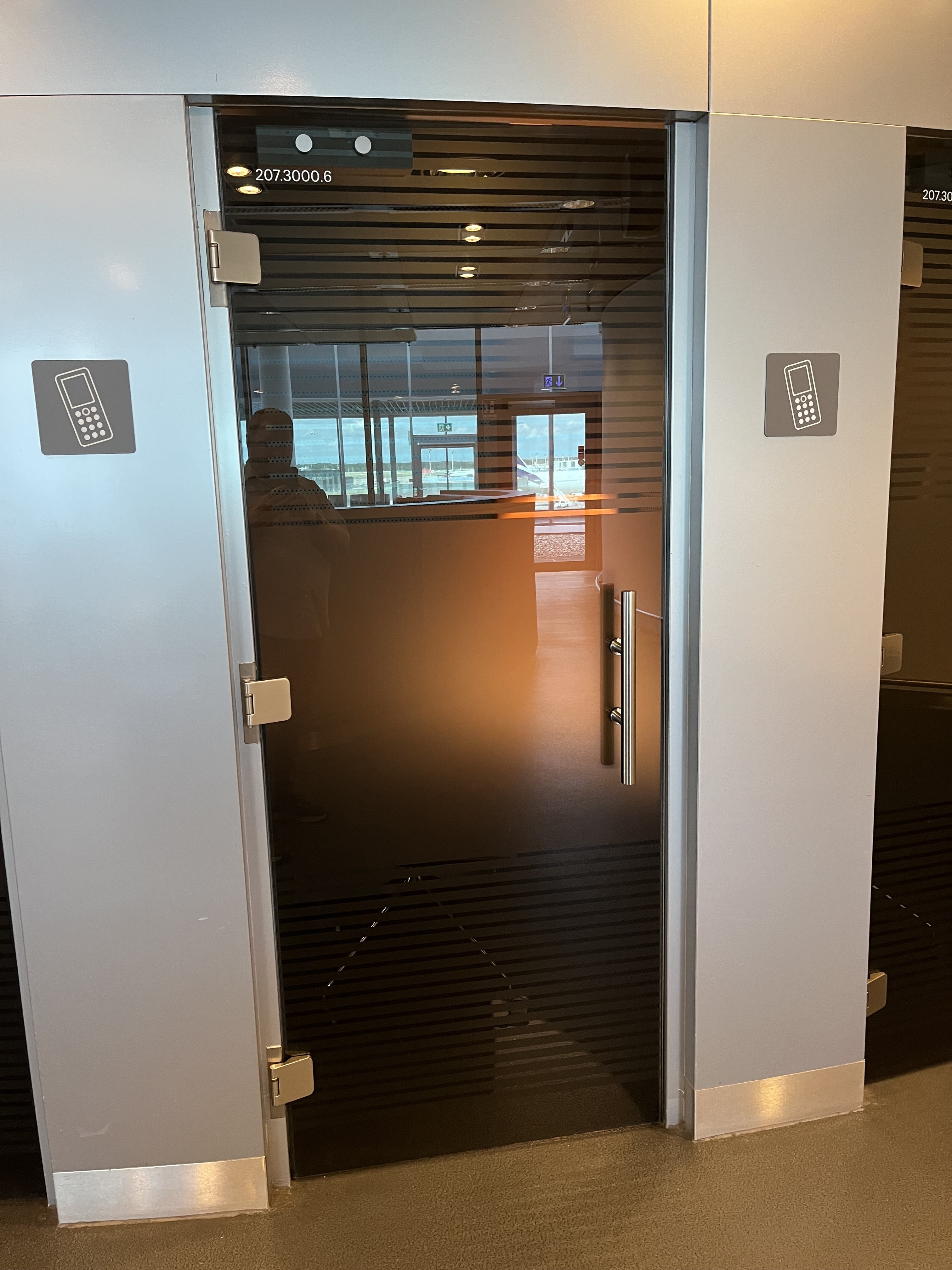 Neil Scrivener reviews the Lufthansa Business Class Lounge by Gate B24 in Frankfurt's Airport (FRA).