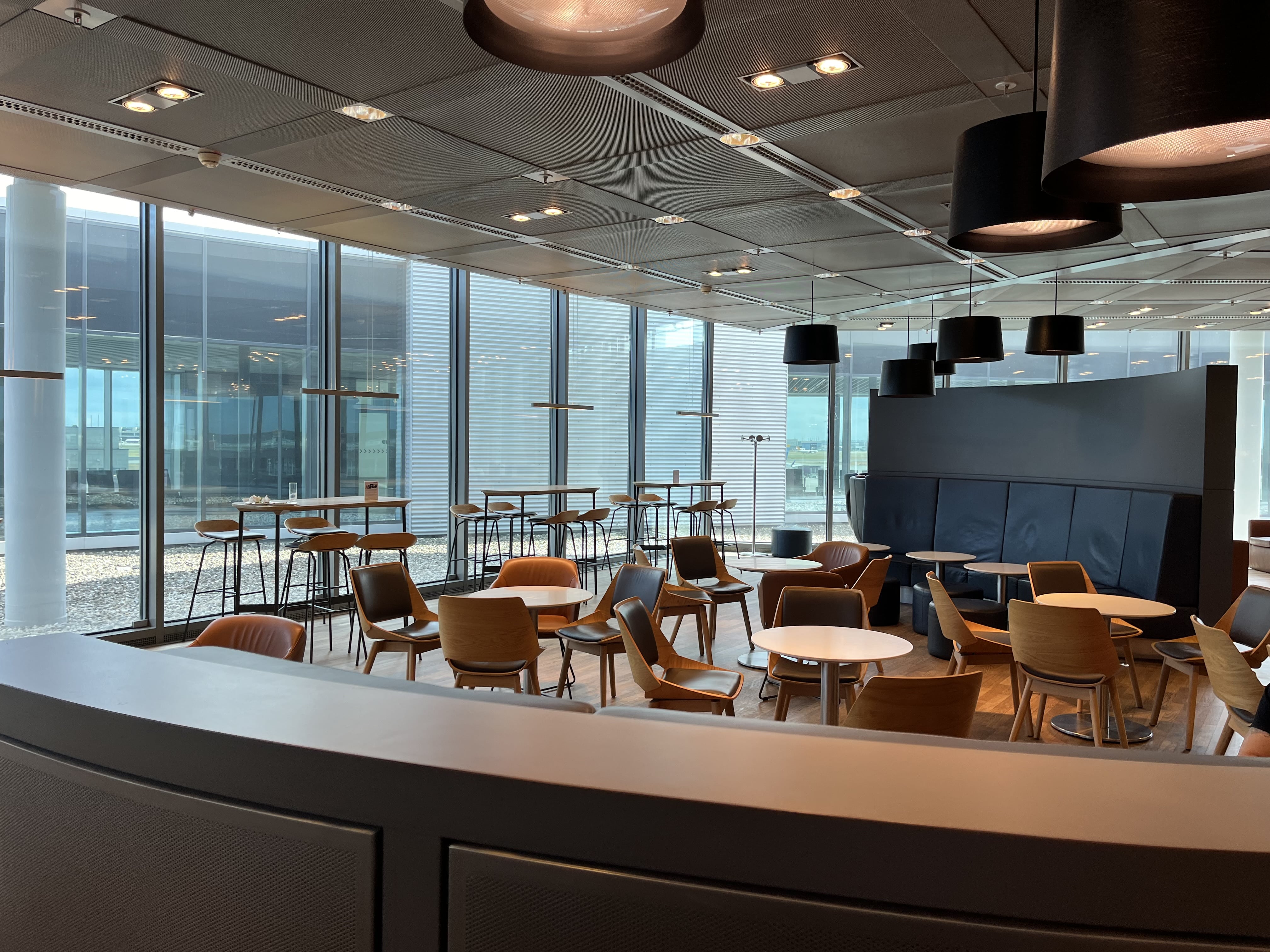 Neil Scrivener reviews the Lufthansa Business Class Lounge by Gate B24 in Frankfurt's Airport (FRA).