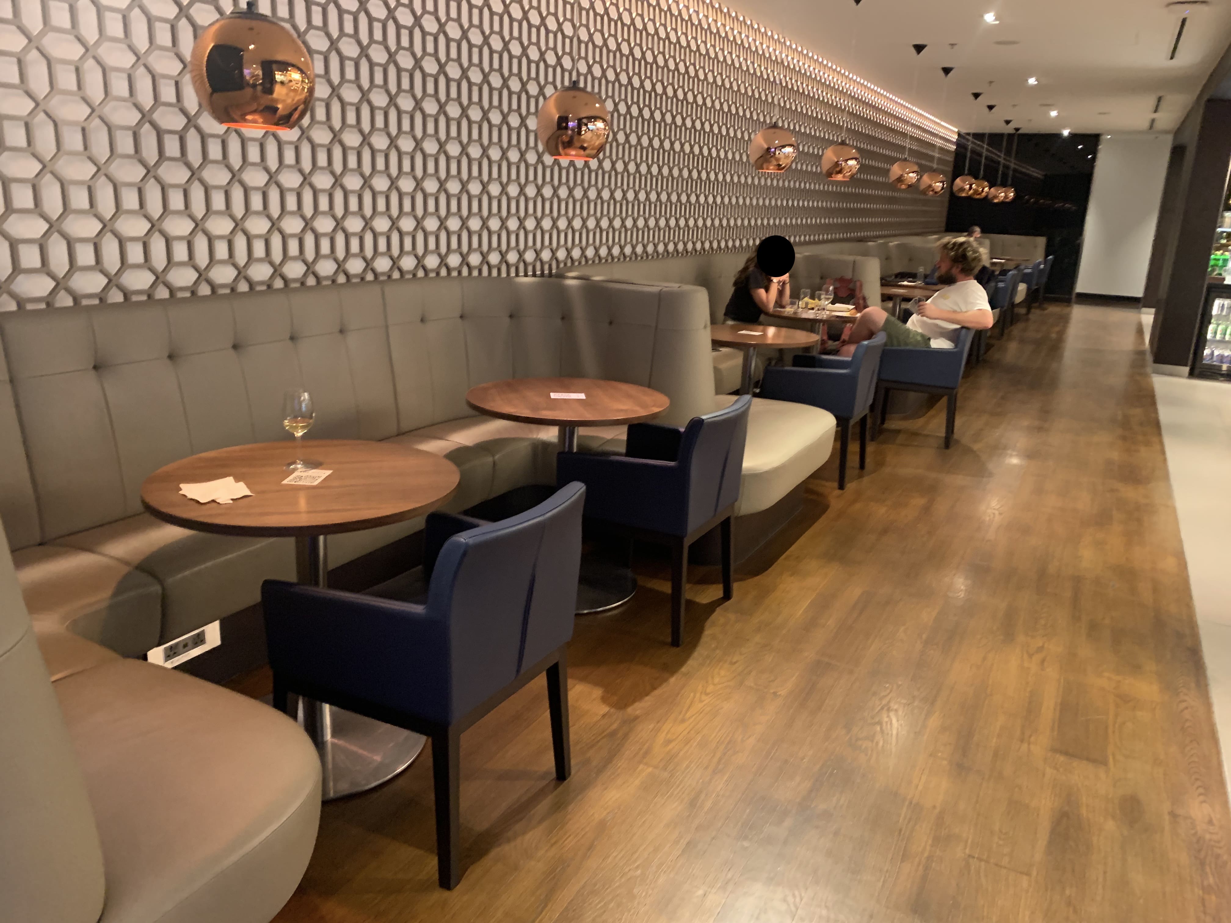 Flying Business reviews the British Airways Lounge in Terminal 1 of Singapore's Changi Airport. 