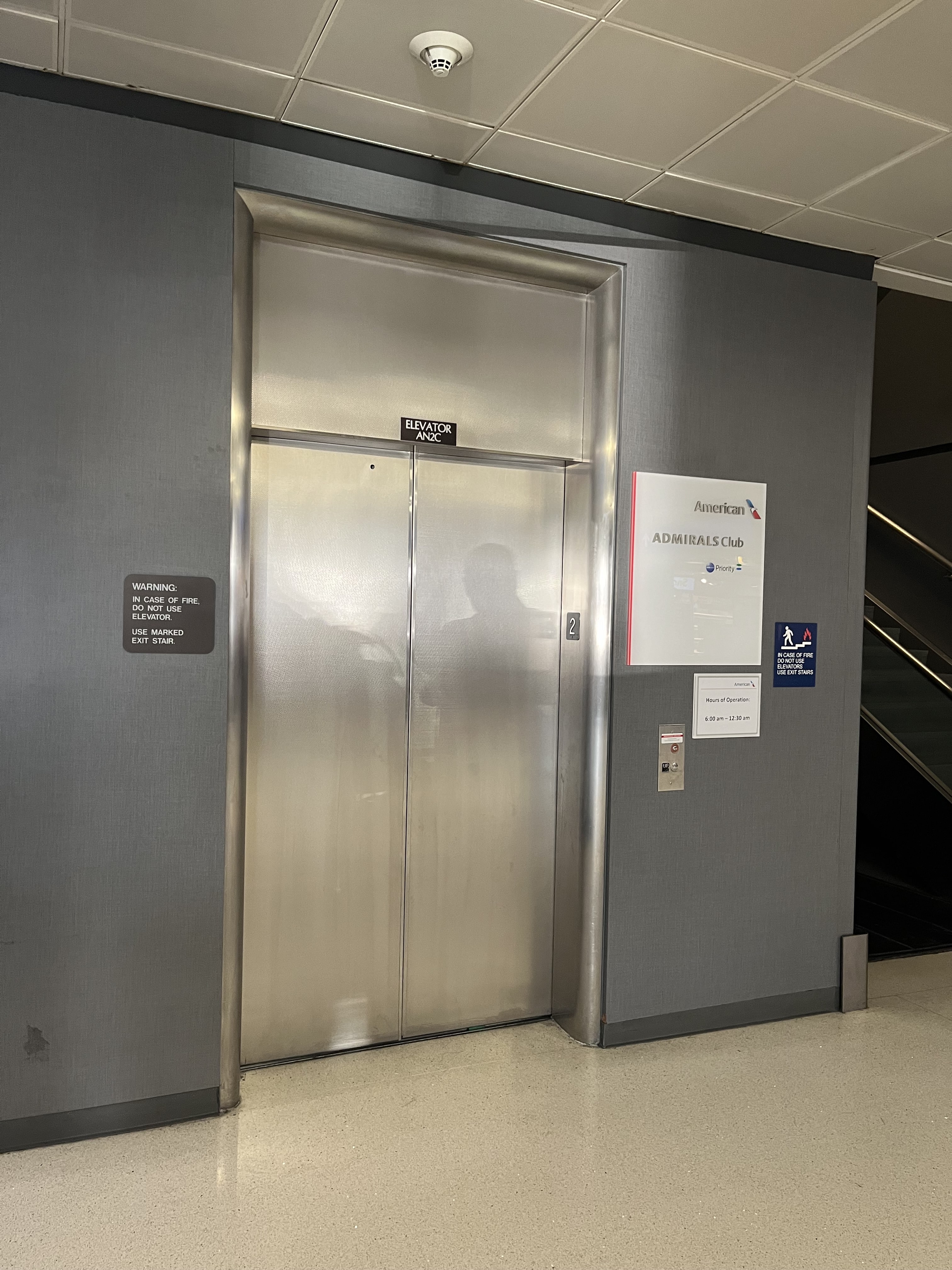 Neil Scrivener reviews the American Airlines Admirals Club at Terminal 4 of Phoenix Sky Harbor Airport, Concourse A (Gate A7)