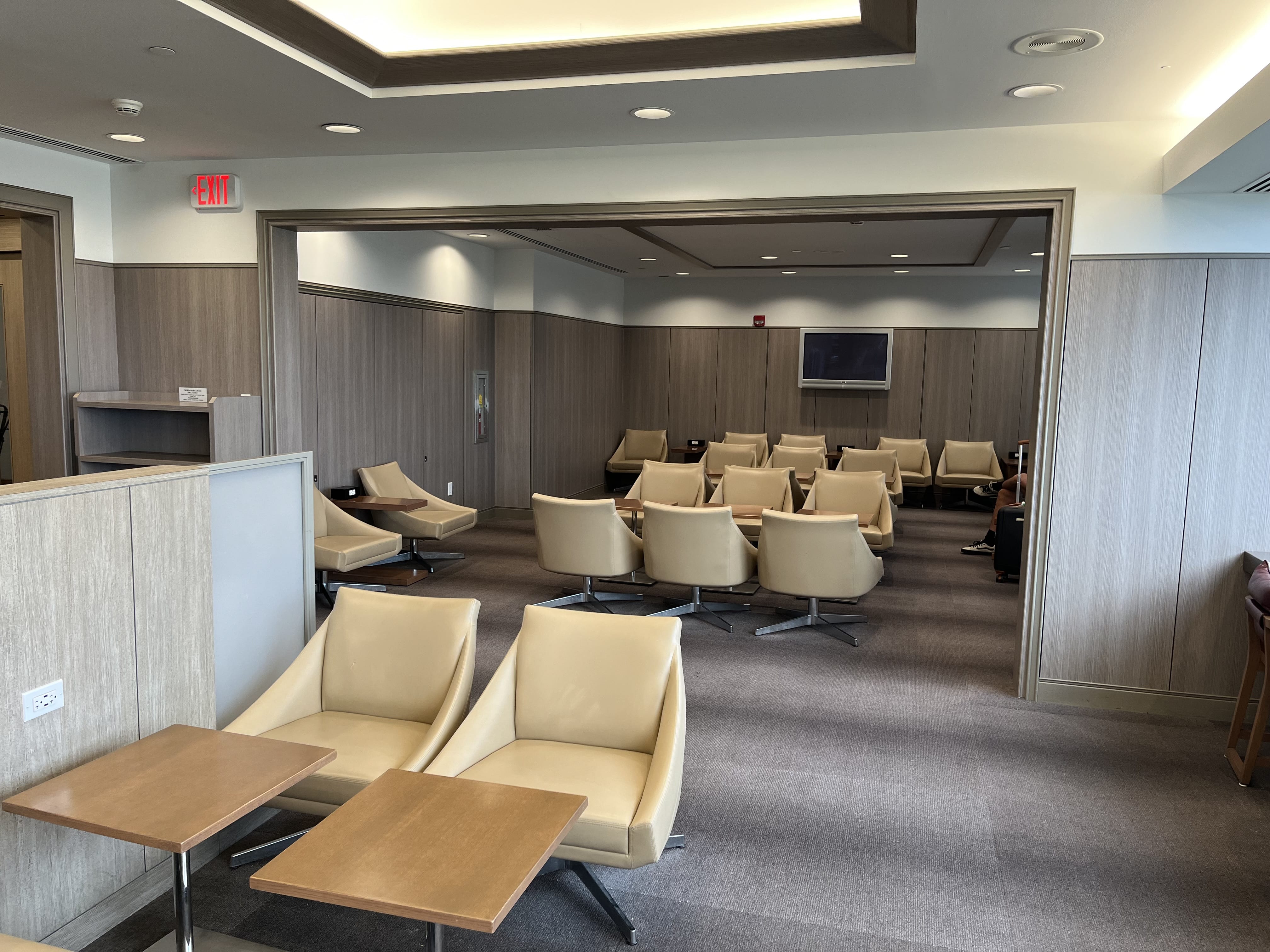 Neil Scrivener reviews the JAL (Japan Airlines) Sakura Lounge in Daniel K. Inouye International Airport (HNL). 