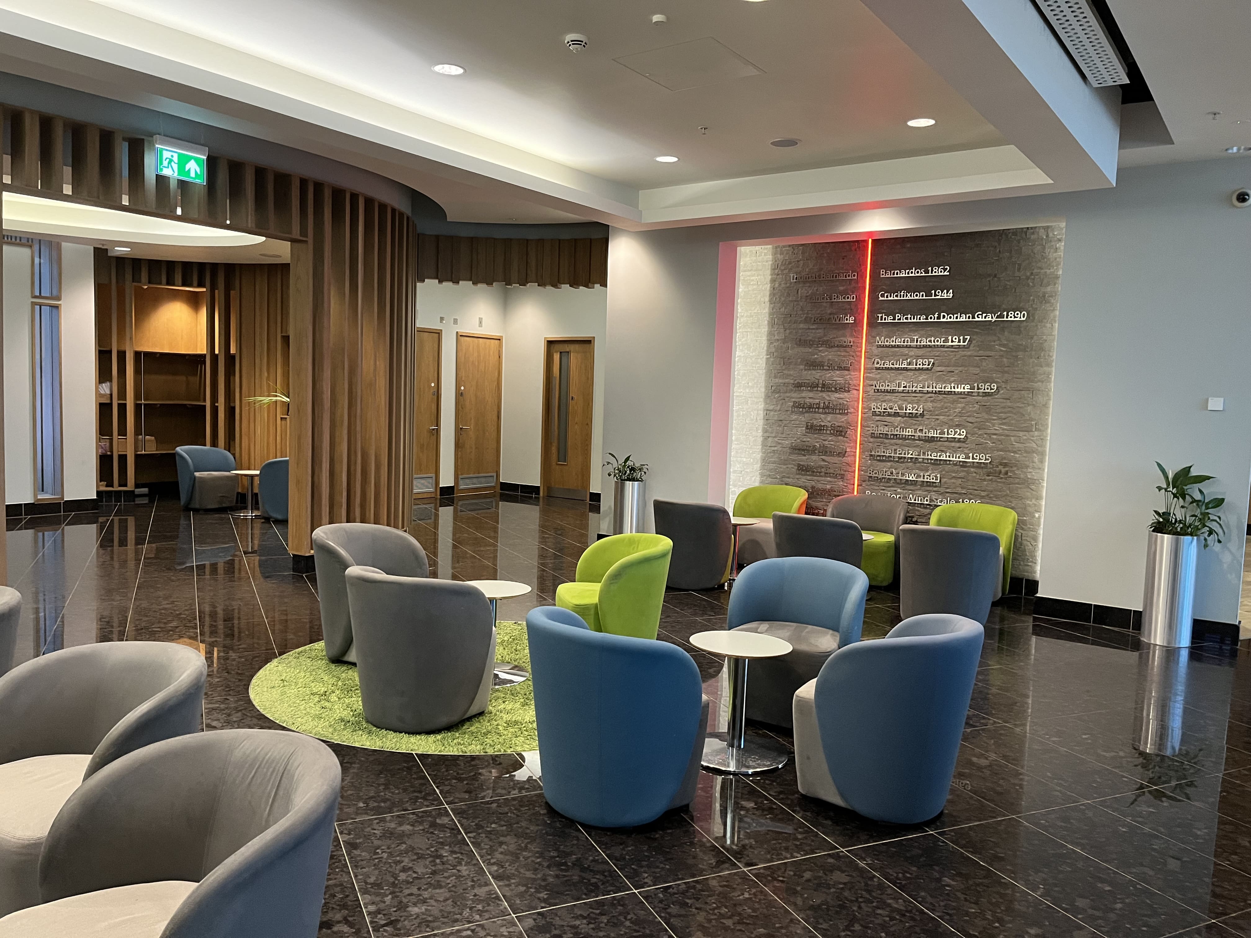 Neil Scrivener reviews the Aer Lingus Lounge for Business Class passengers a London Heathrow Terminal 2. LHR.