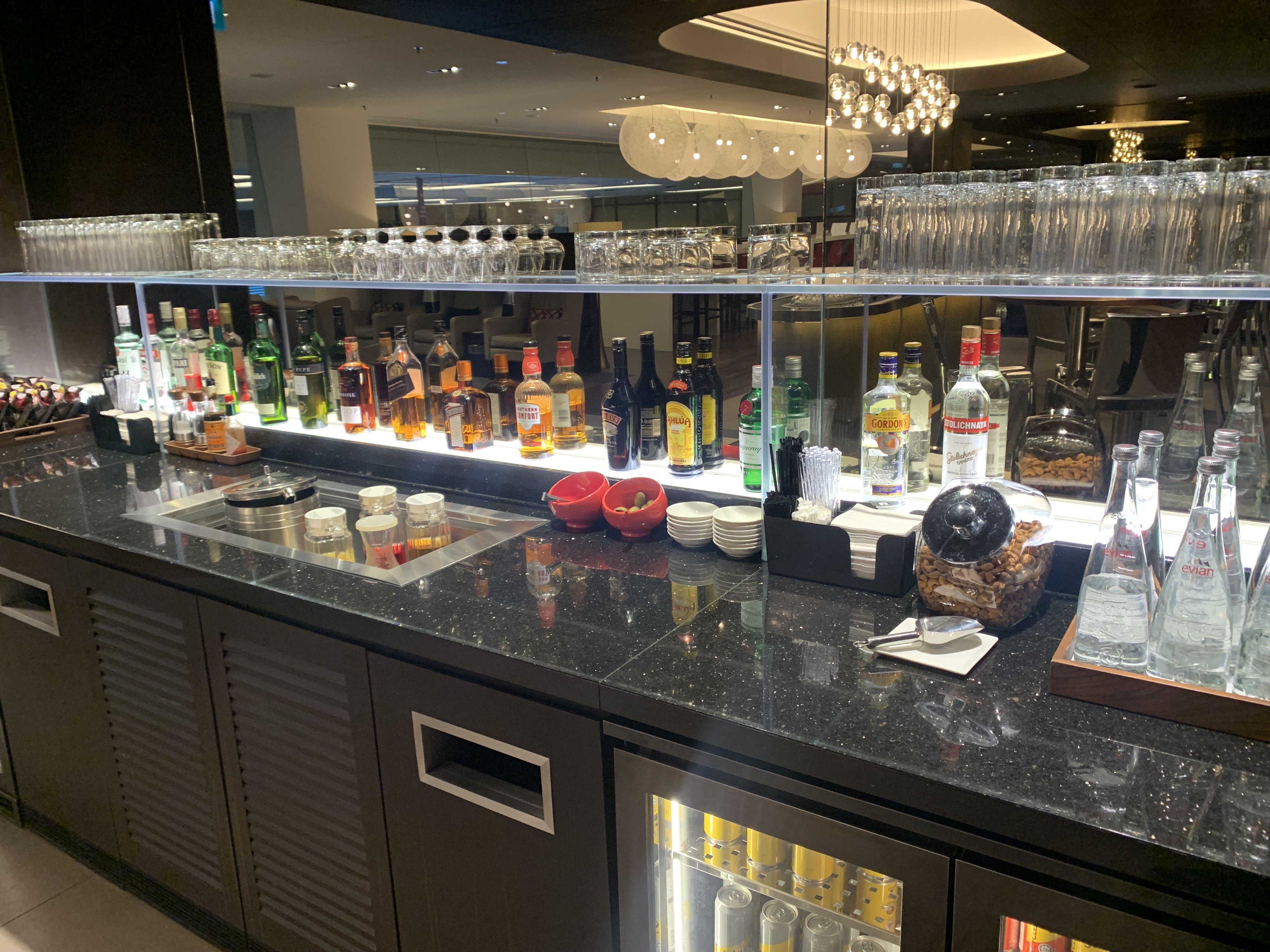 Flying Business reviews the British Airways Lounge in Terminal 1 of Singapore's Changi Airport. 