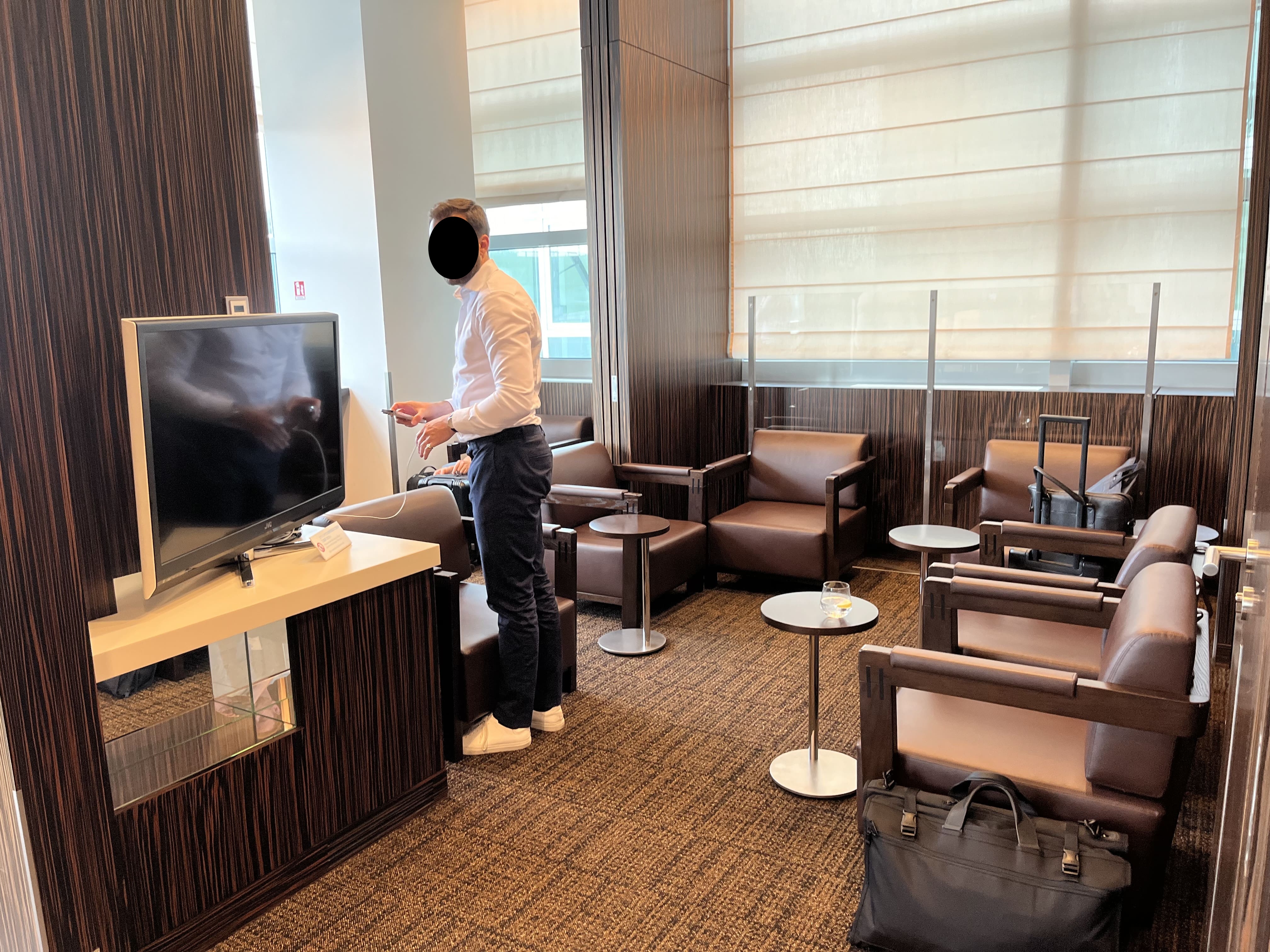 Neil Scrivener reviews the JAL Business Class/Sakura Lounge and First Class Lounge in Frankfurt Airport's Terminal 2. 