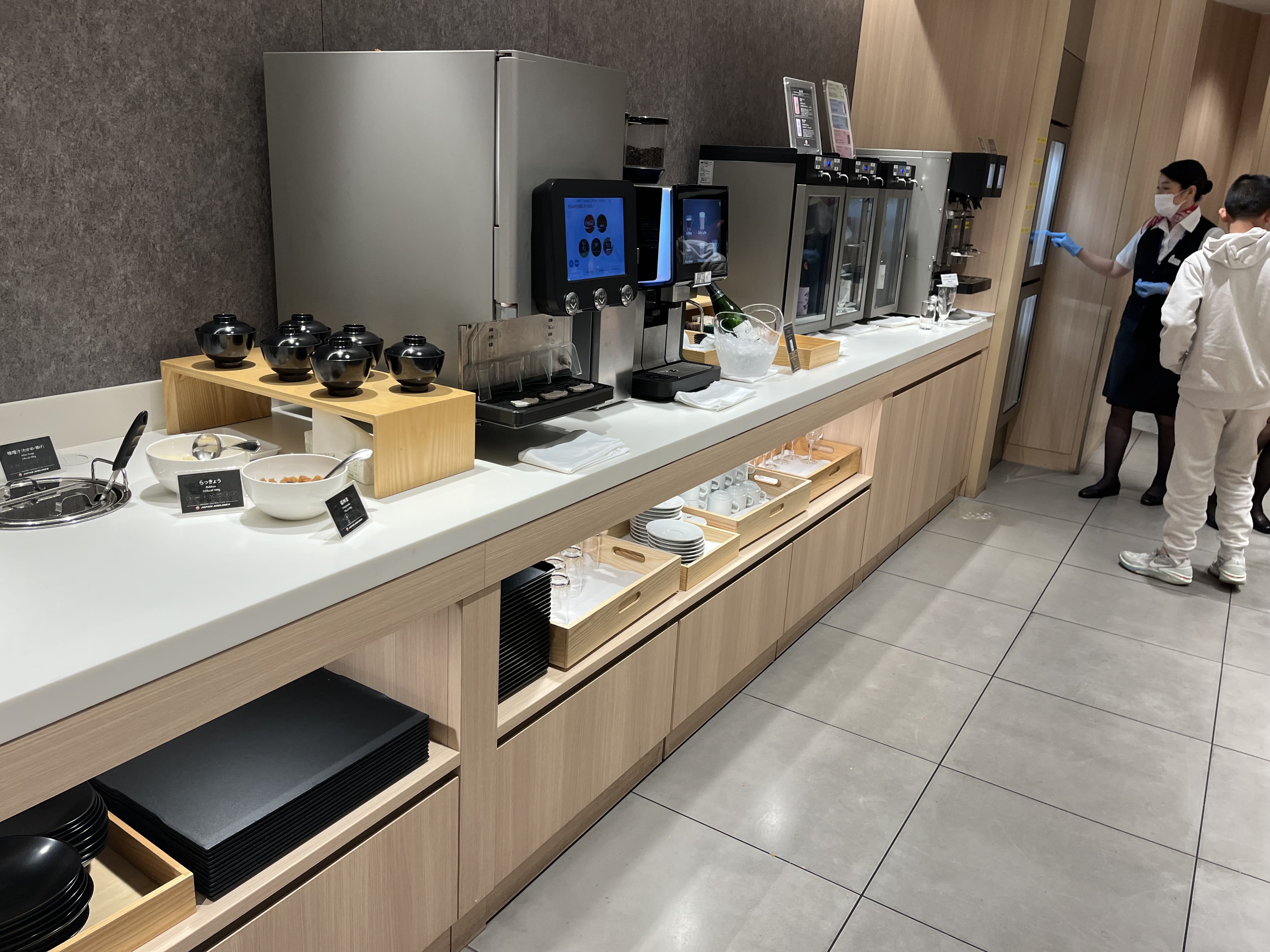 Neil Scrivener reviews the JAL Sakura Lounge (Business Class) in Terminal 3 of Tokyo's Haneda Airport, also available to OneWorld members. 