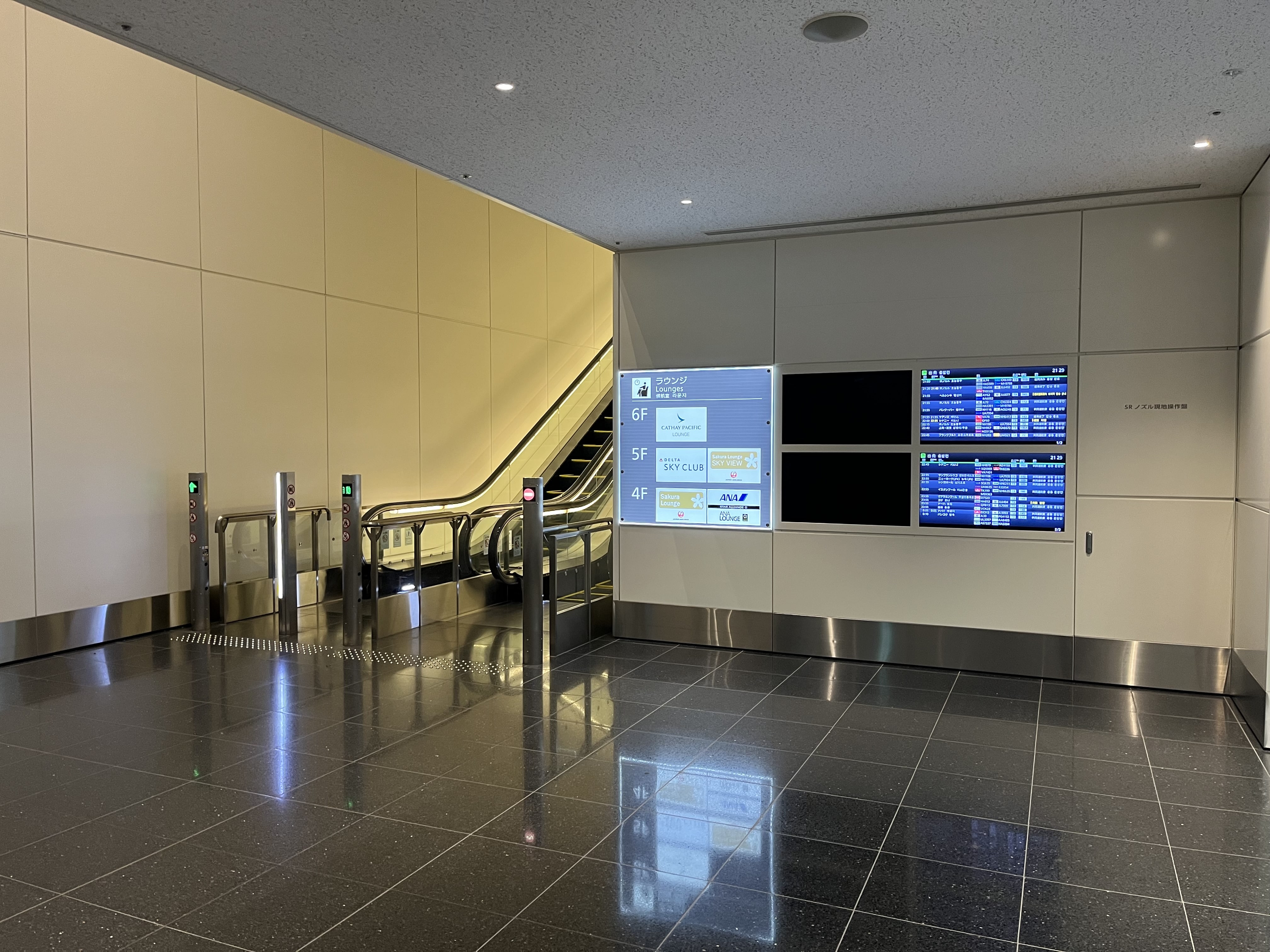 Neil Scrivener reviews the JAL Sakura Sky View Lounge (Business Class) in Terminal 3 of Tokyo's Haneda Airport, also available to OneWorld members. 