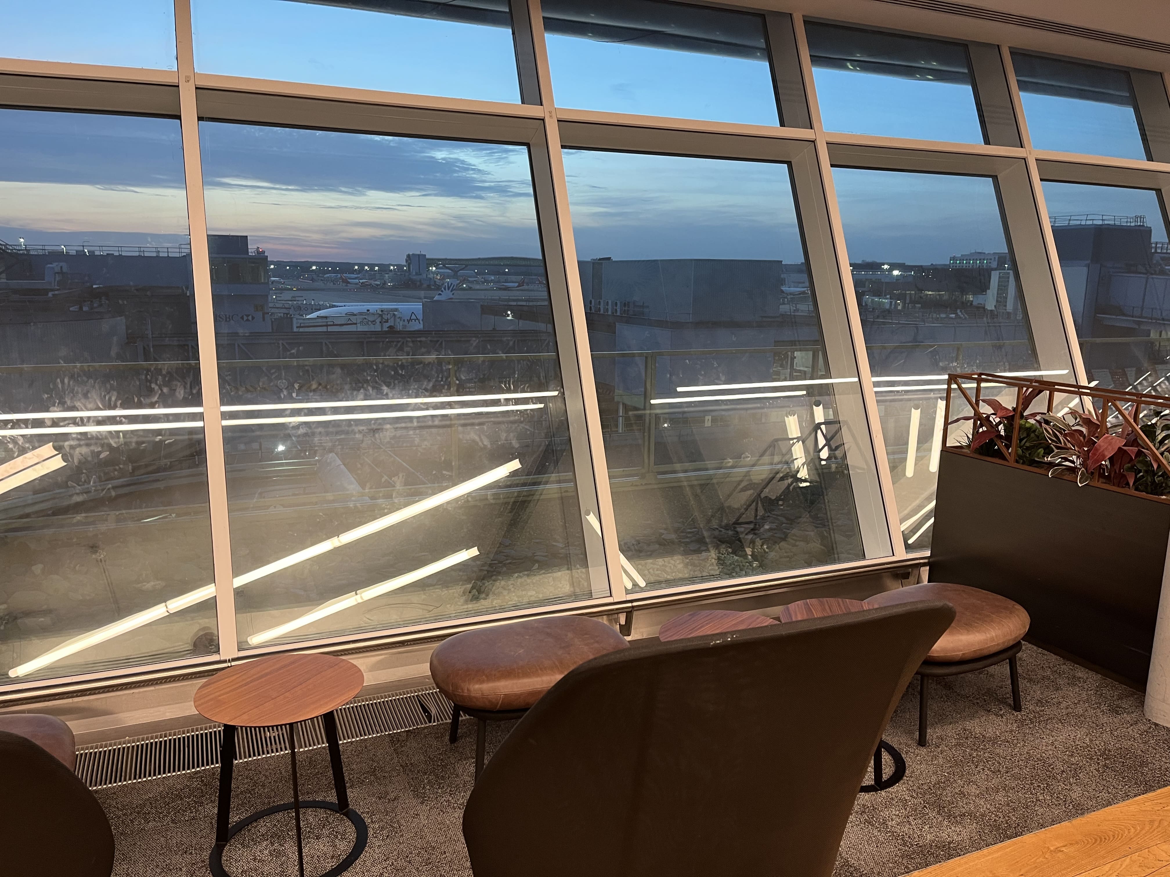 Neil Scrivener reviews the Aspire Club airport lounge in Gatwick's South Terminal. Available to Priority Pass and American Express Platinum Card holders. 