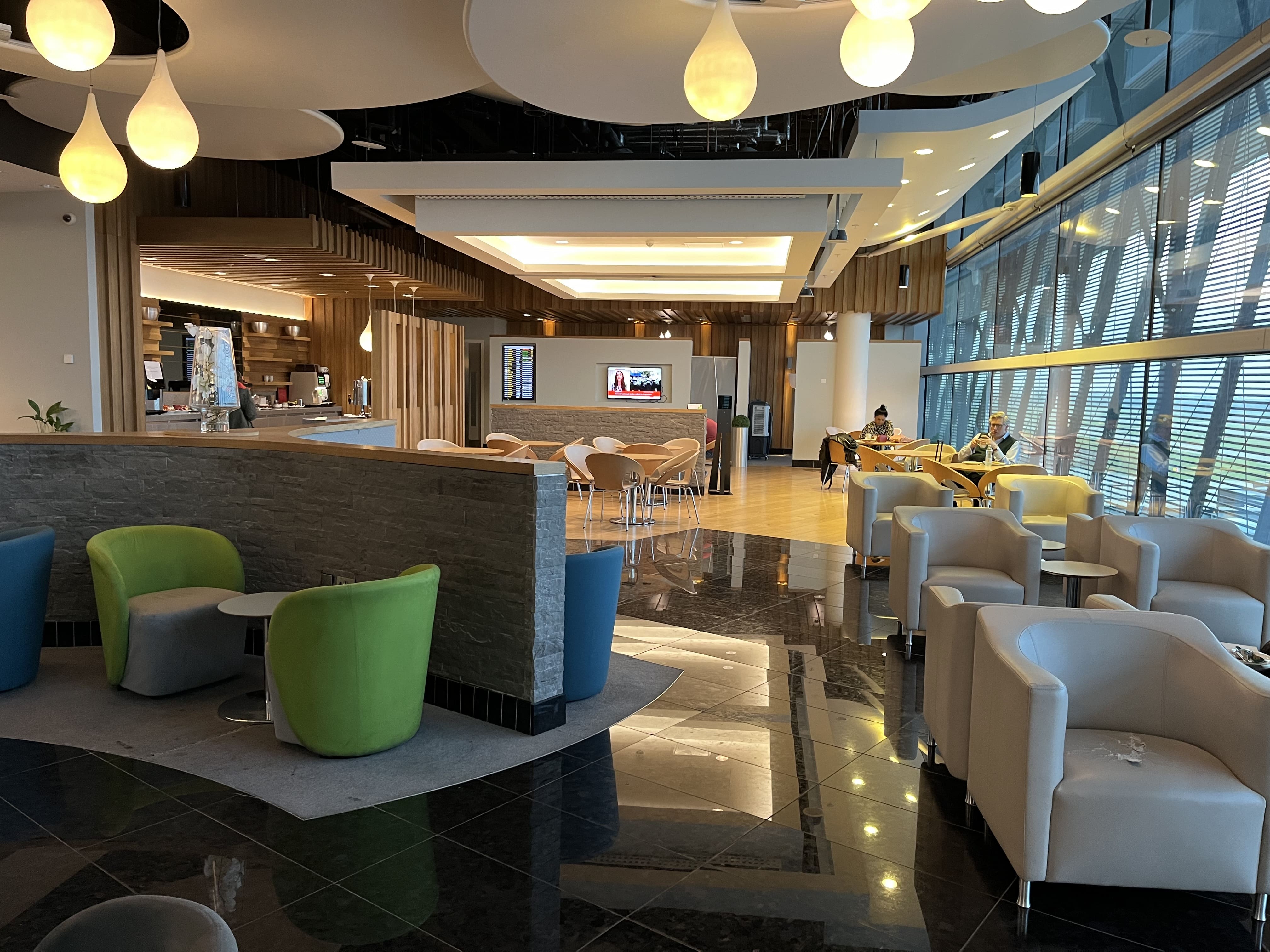 Neil Scrivener reviews the Aer Lingus Lounge for Business Class passengers a London Heathrow Terminal 2. LHR.