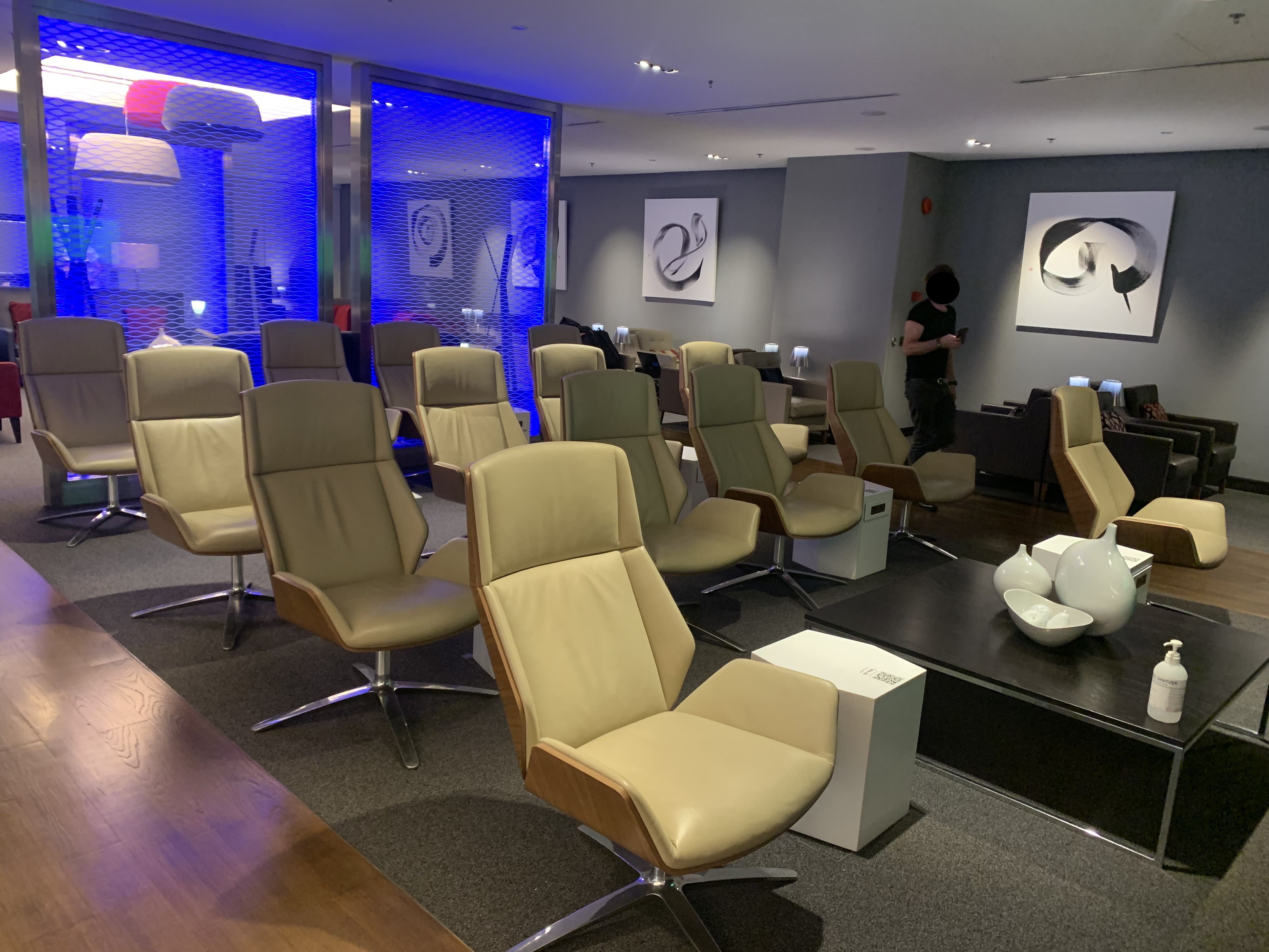 Flying Business reviews the British Airways Lounge in Terminal 1 of Singapore's Changi Airport. 