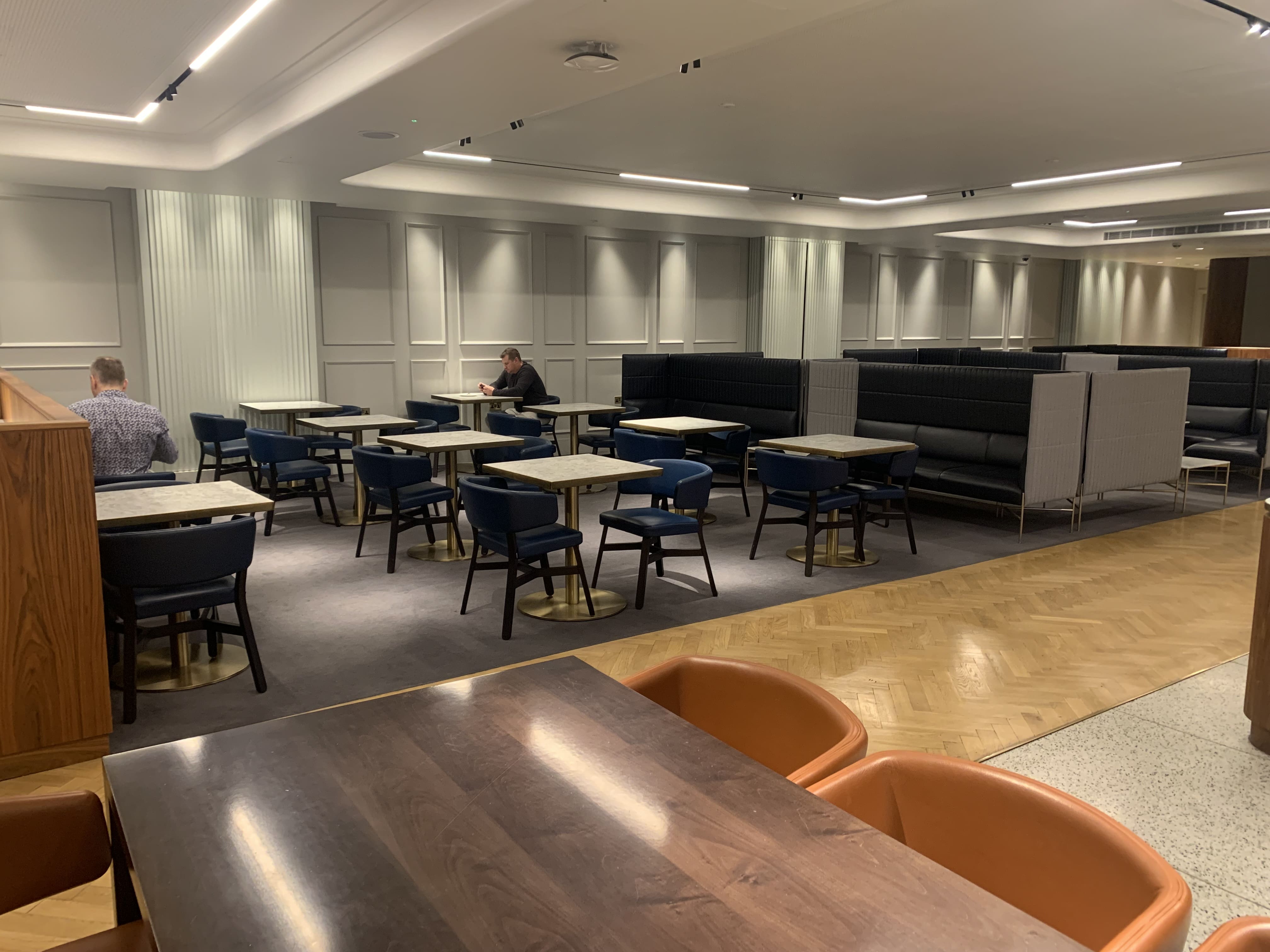 Neil Scrivener reviews the Qantas Lounge Heathrow's Terminal 3, available to Business Class and First Class passengers - and OneWorld Emerald/Sapphire members.