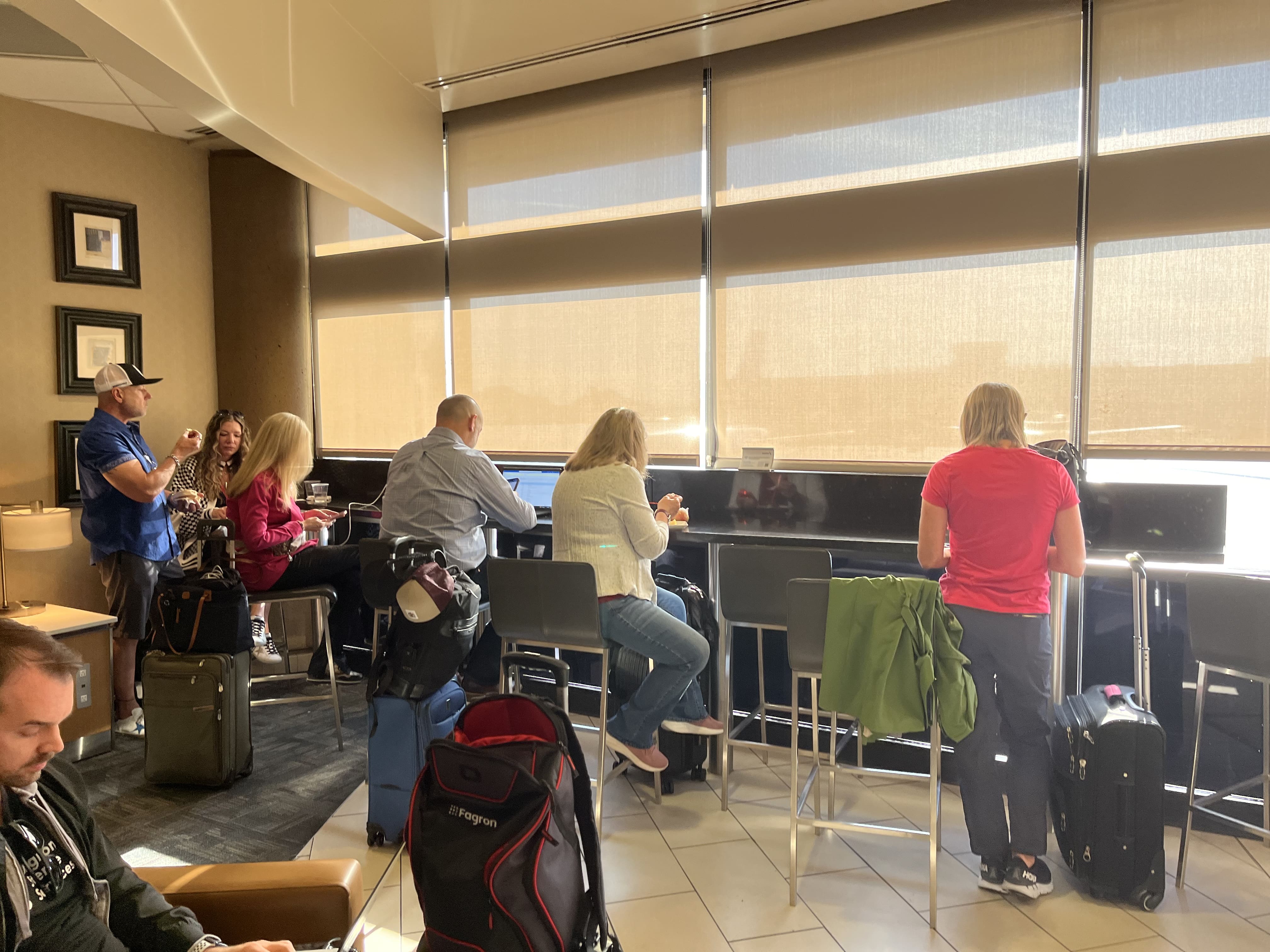 Neil Scrivener reviews the American Airlines Admirals Club at Terminal 4 of Phoenix Sky Harbor Airport, Concourse A (Gate A21)