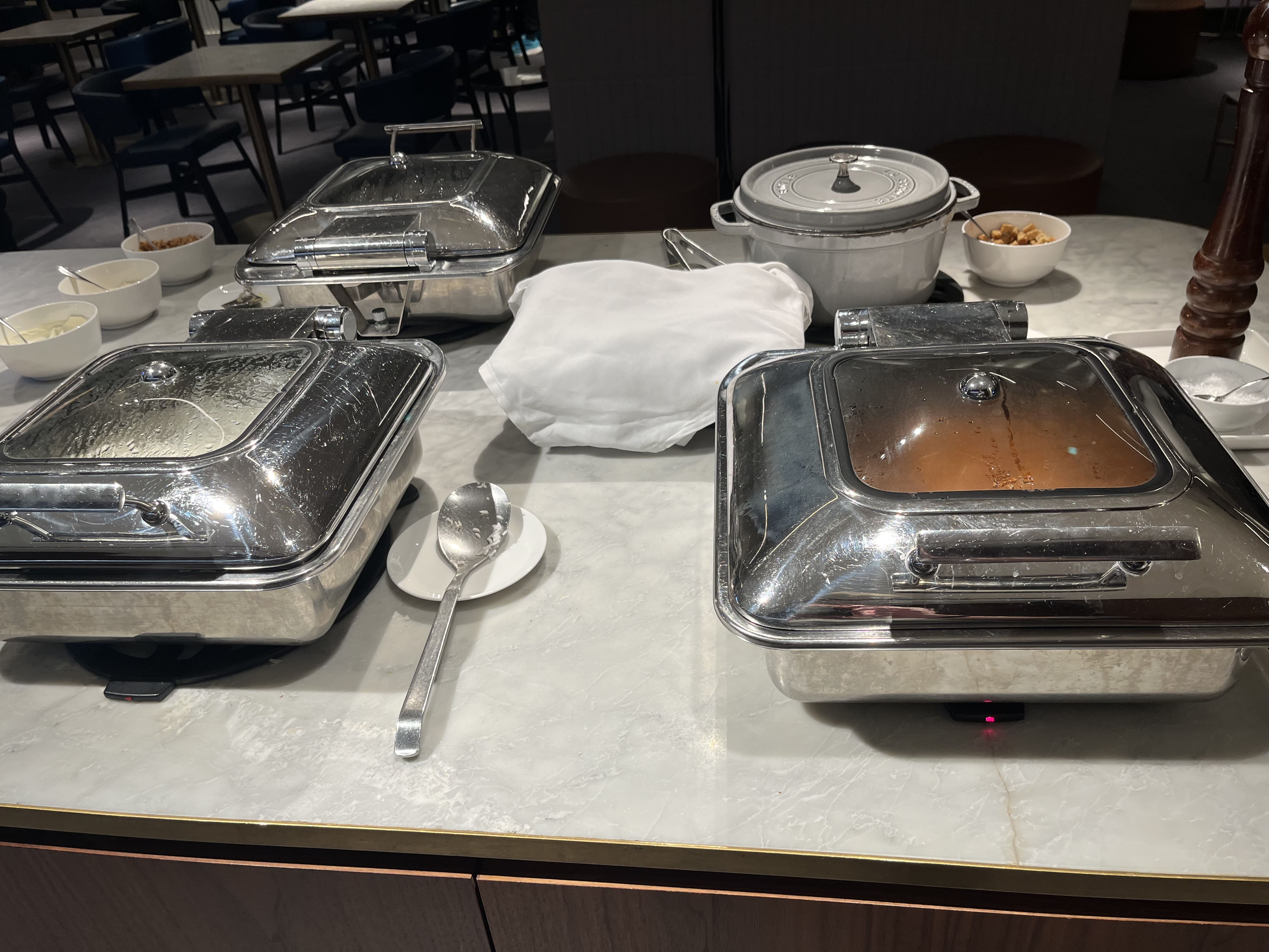 Neil Scrivener reviews the Qantas Lounge Heathrow's Terminal 3, available to Business Class and First Class passengers - and OneWorld Emerald/Sapphire members.