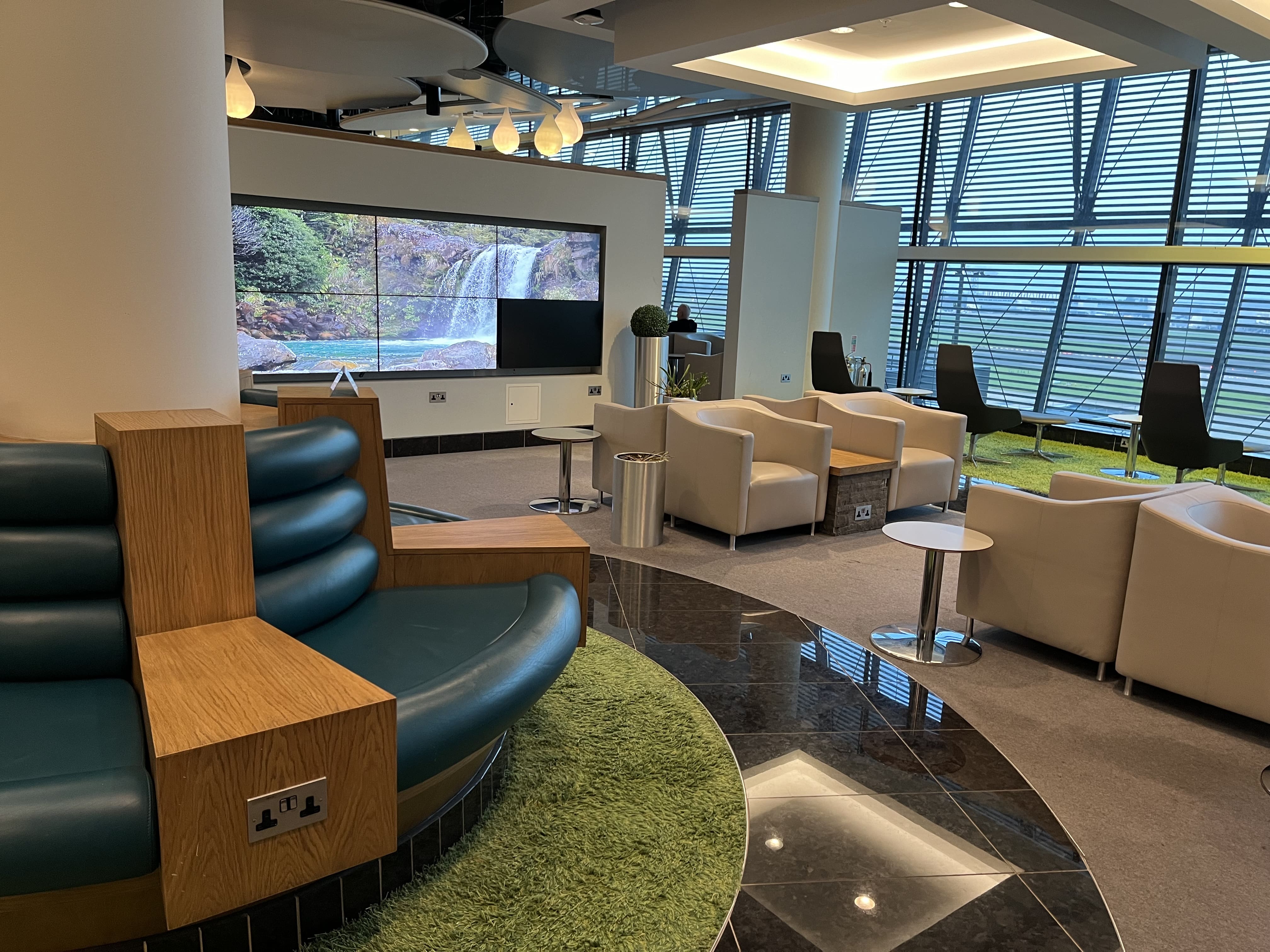 Neil Scrivener reviews the Aer Lingus Lounge for Business Class passengers a London Heathrow Terminal 2. LHR.