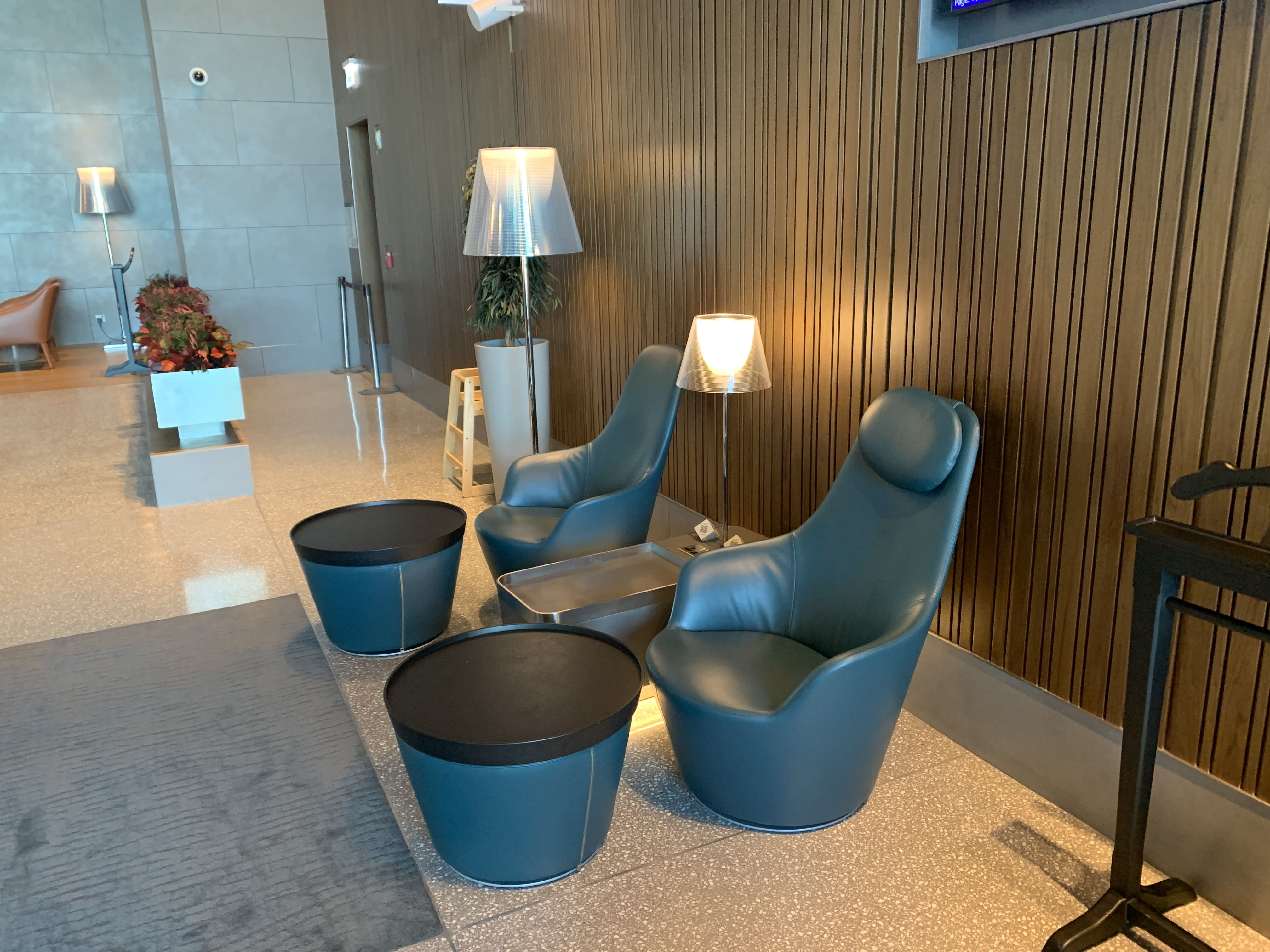 Neil Scrivener reviews the Qatar Airways Platinum Lounge in Doha's Hamad International Airport (DOH), accessed via OneWorld Emerald membership. 