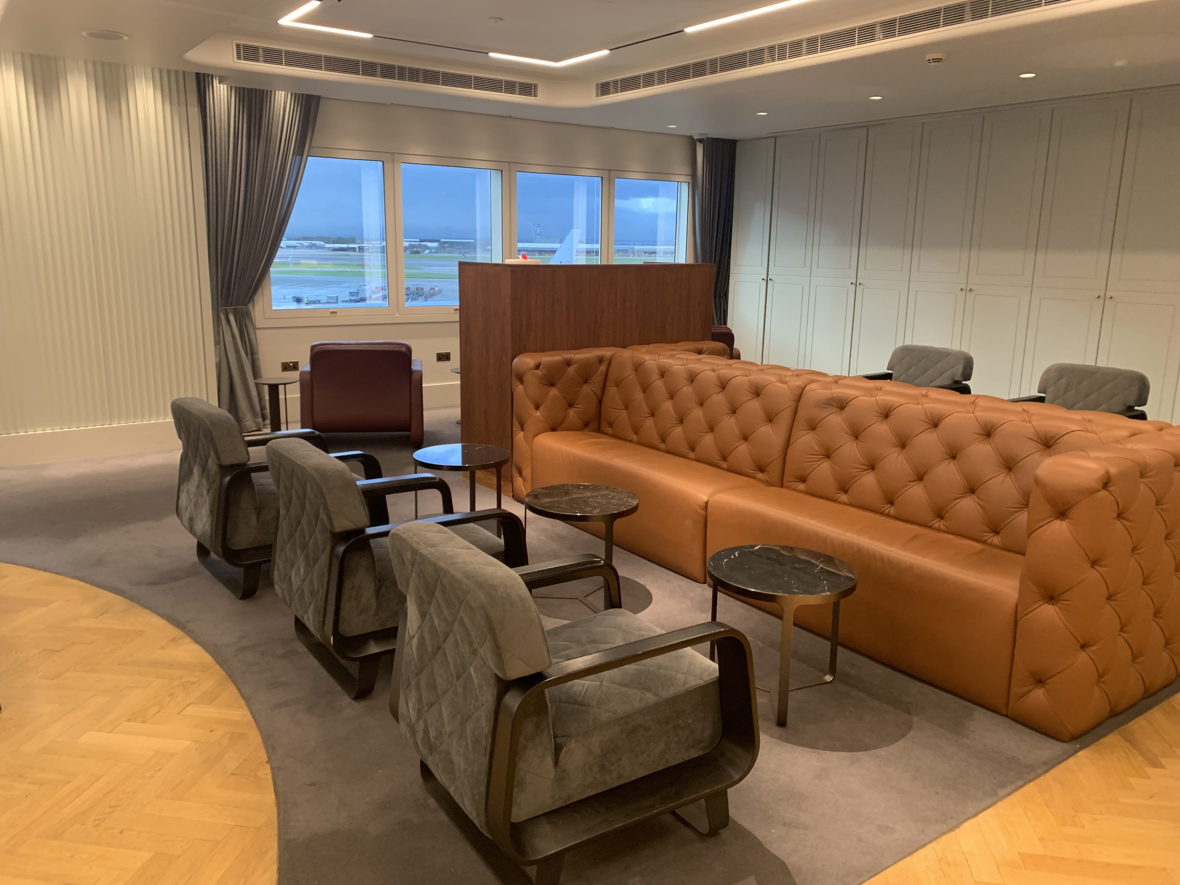 Neil Scrivener reviews the Qantas Lounge Heathrow's Terminal 3, available to Business Class and First Class passengers - and OneWorld Emerald/Sapphire members.