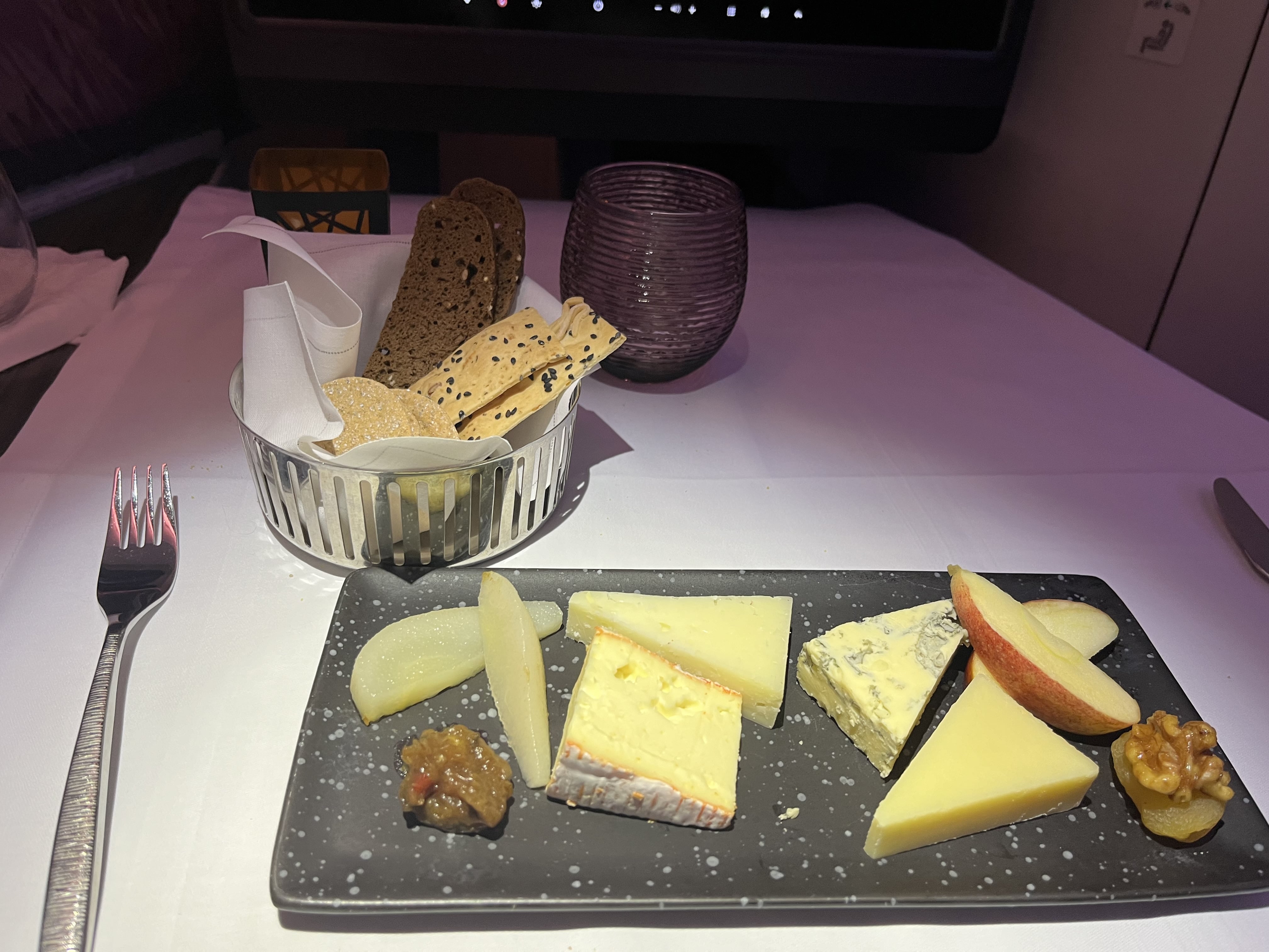 Neil Scrivener reviews Qatar Airways QR18 from Dublin to Doha on the Boeing 787-8, in Business Class. 