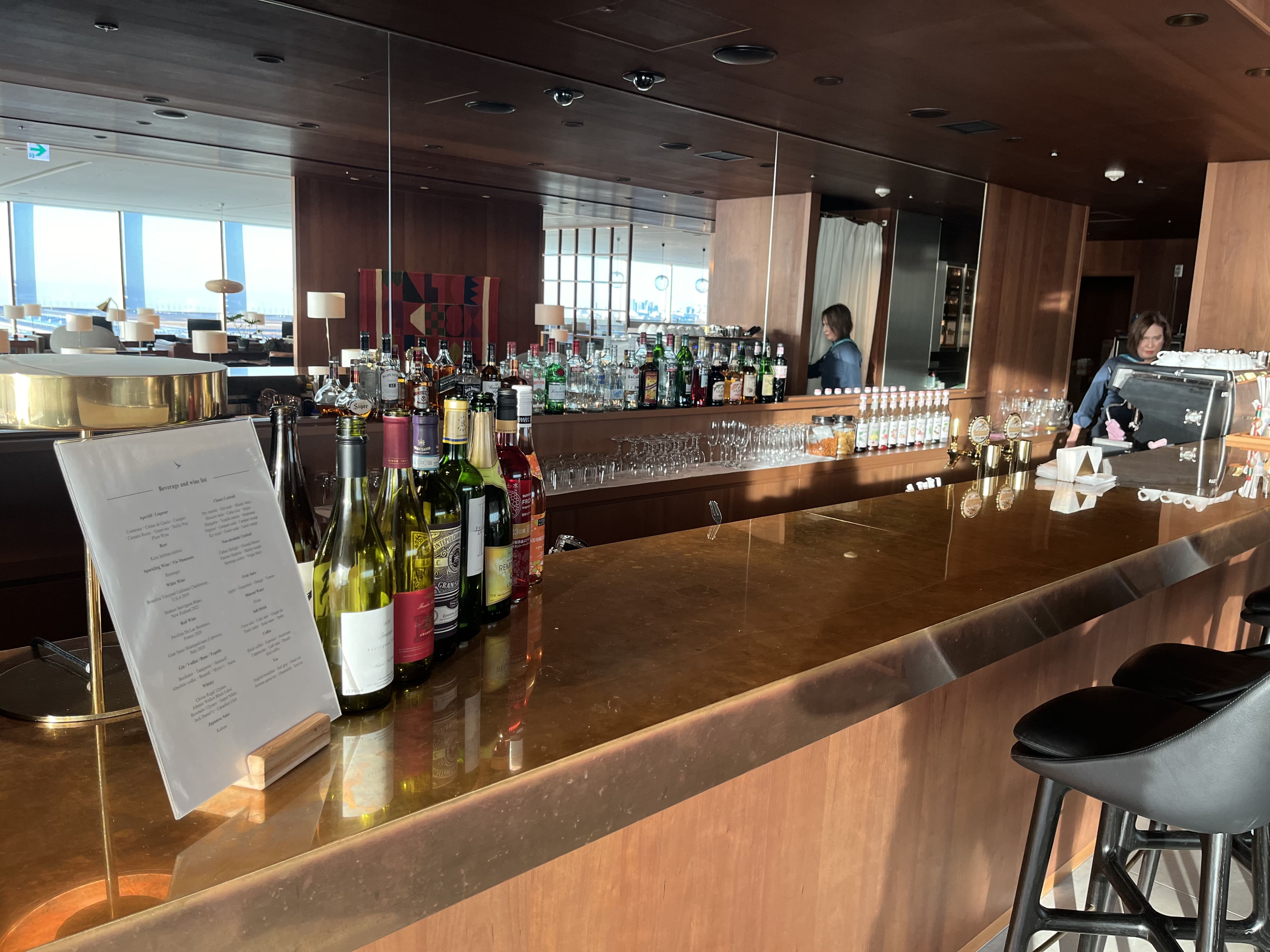 Neil Scrivener reviews the Cathay Pacific Lounge in Terminal 3 of Tokyo's Haneda Airport, available to OneWorld members. 