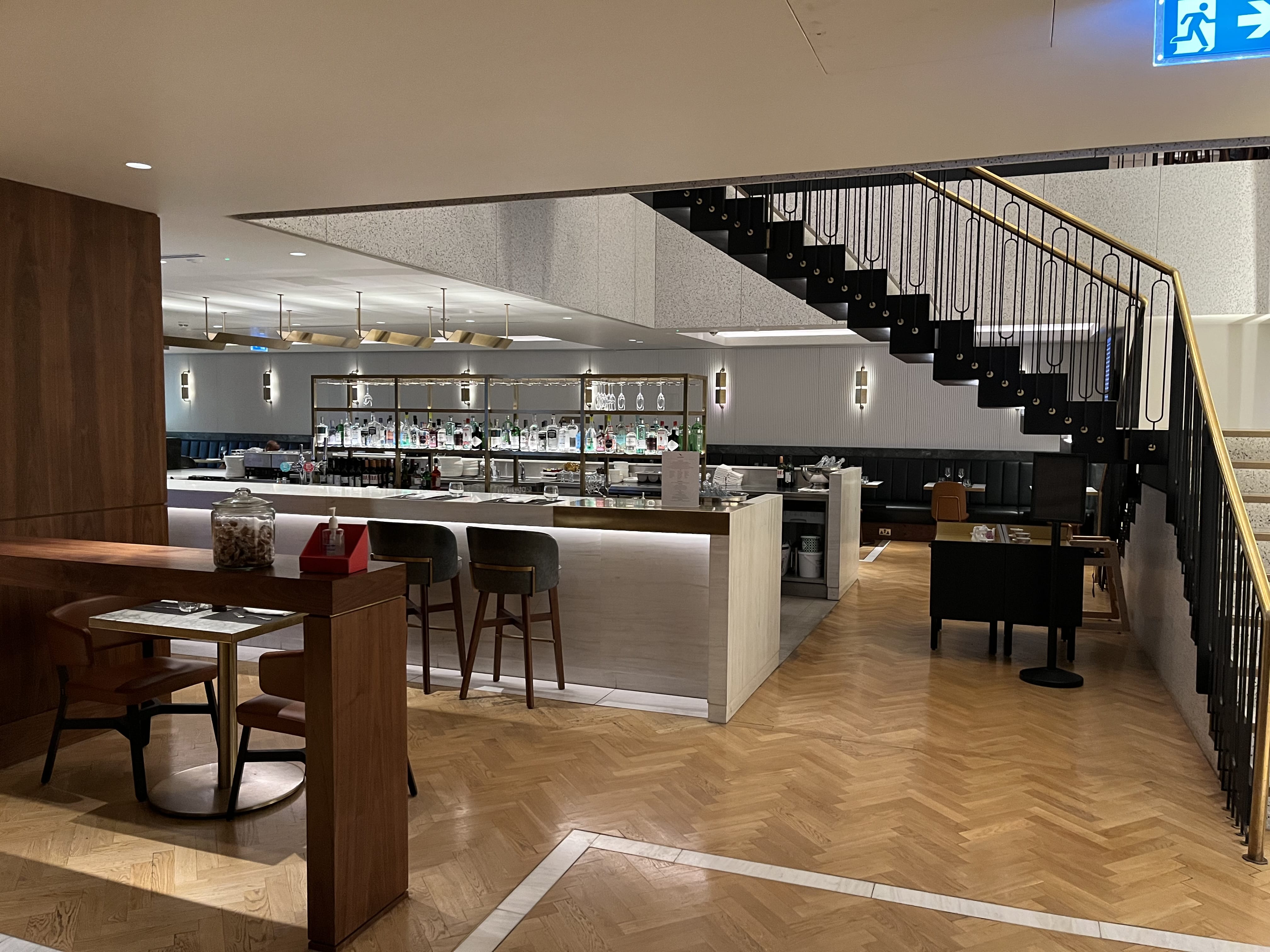 Neil Scrivener reviews the Qantas Lounge Heathrow's Terminal 3, available to Business Class and First Class passengers - and OneWorld Emerald/Sapphire members.