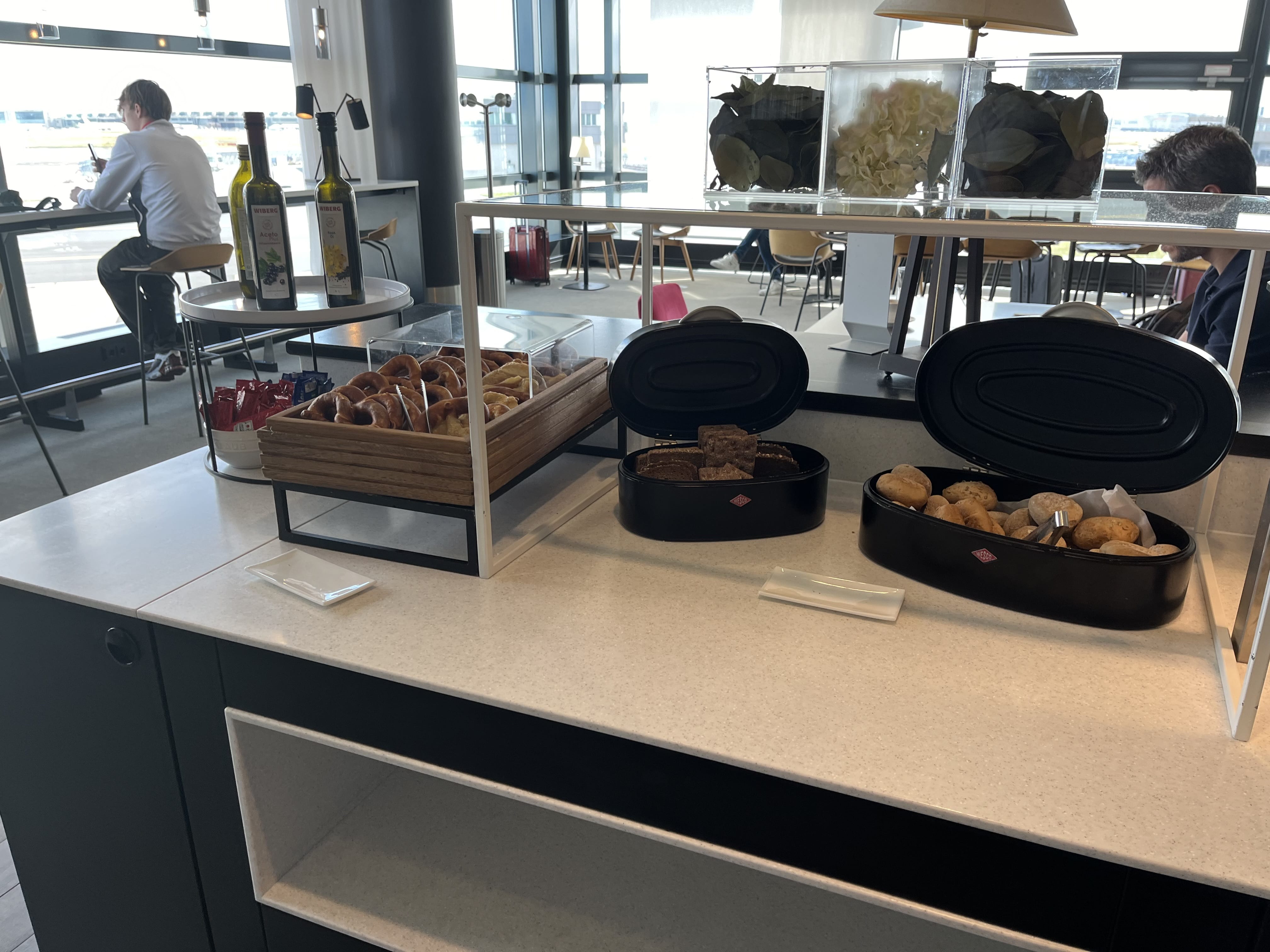 Neil Scrivener reviews the Lufthansa Business Class Lounge (The Panorama Room) by Gate A26 in Frankfurt's Airport (FRA).