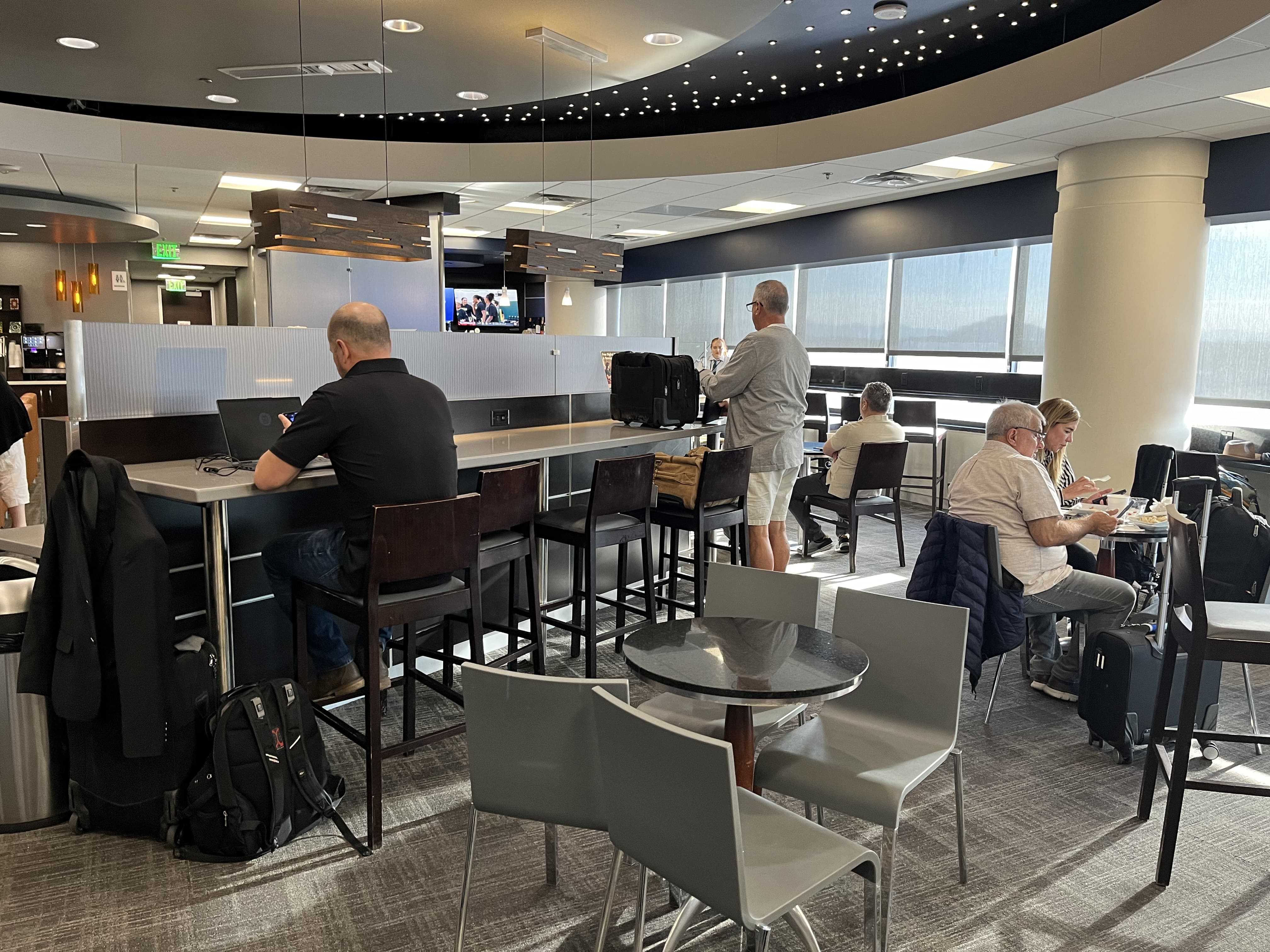 Neil Scrivener reviews the American Airlines Admirals Club in Concourse B of Phoenix Sky Harbor International Airport's Terminal 4 (PHX). 