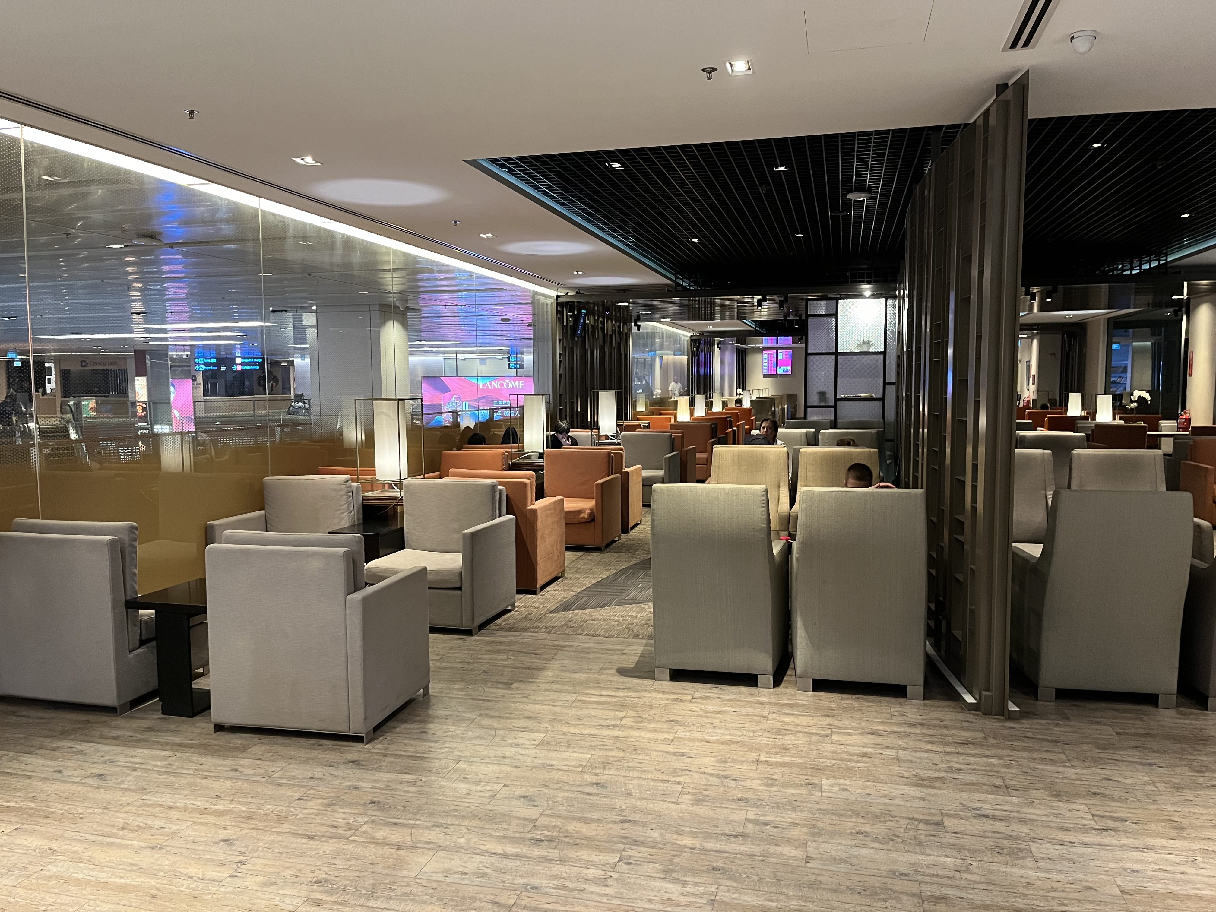 Neil Scrivener reviews the Marhaba Lounge in Terminal 1 of Singapore's Changi Airport. Available to Priority Pass and Dragon Pass members.