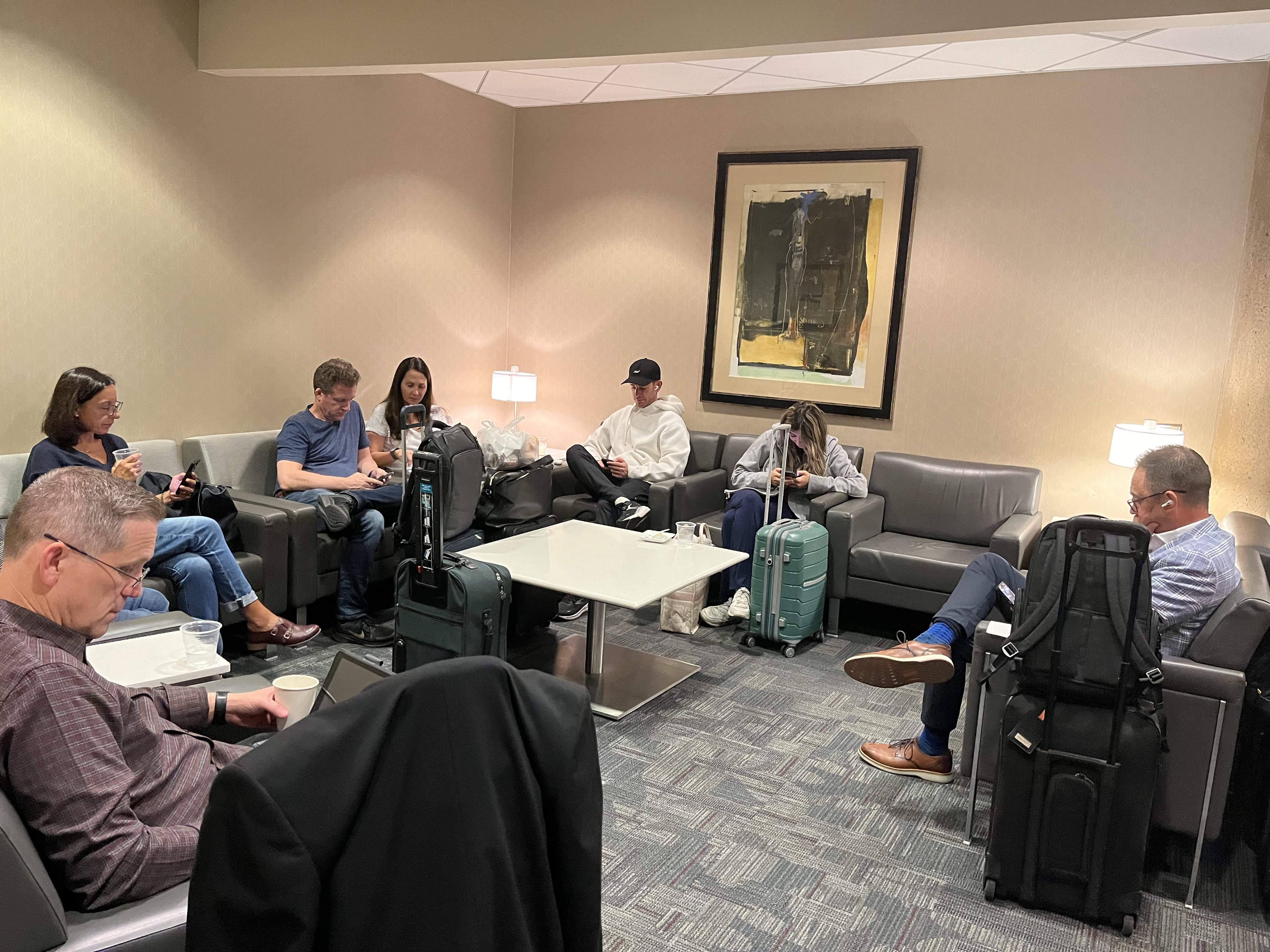 Neil Scrivener reviews the American Airlines Admirals Club at Terminal 4 of Phoenix Sky Harbor Airport, Concourse A (Gate A21)