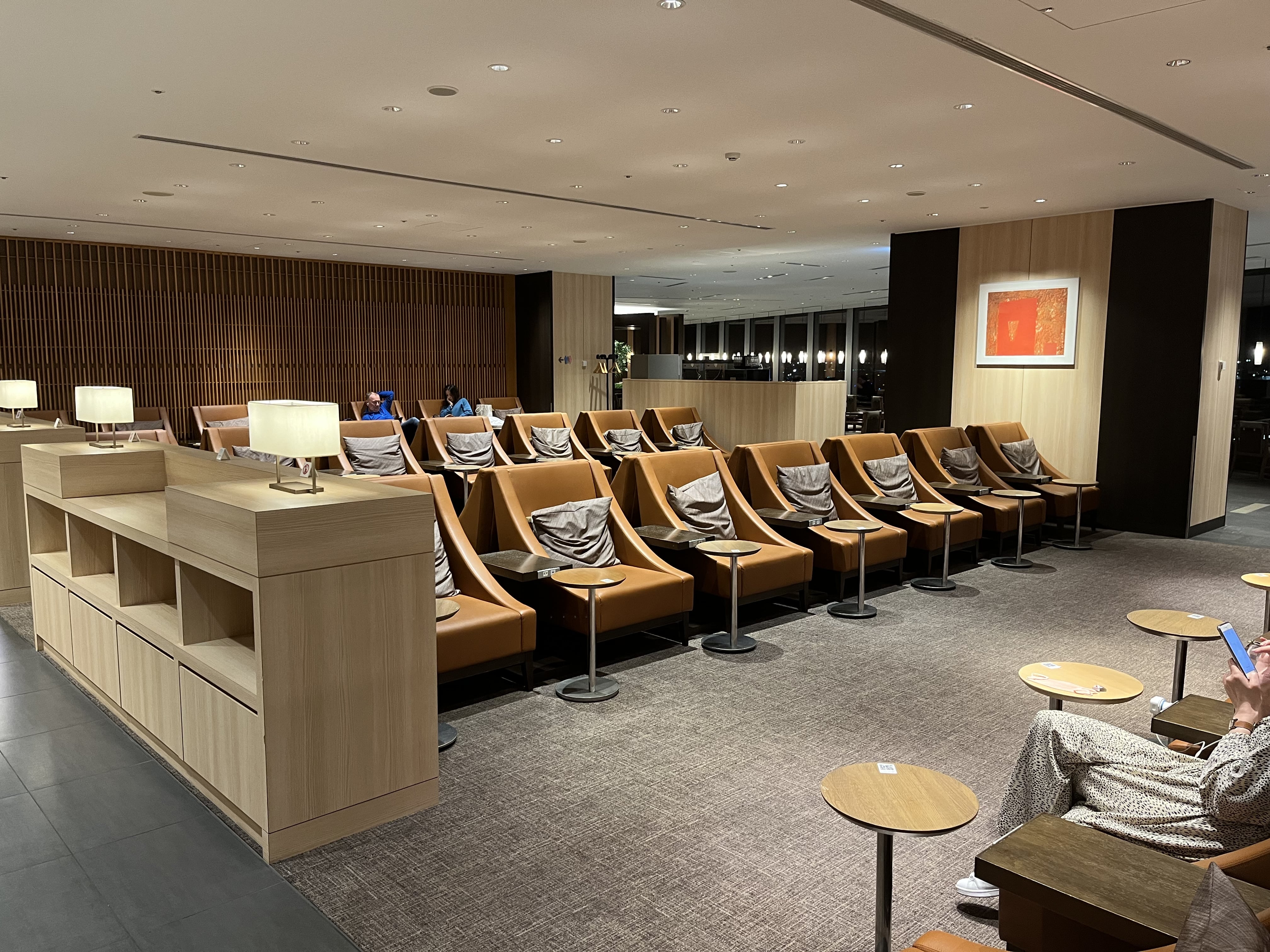 Neil Scrivener reviews the JAL Sakura Sky View Lounge (Business Class) in Terminal 3 of Tokyo's Haneda Airport, also available to OneWorld members. 