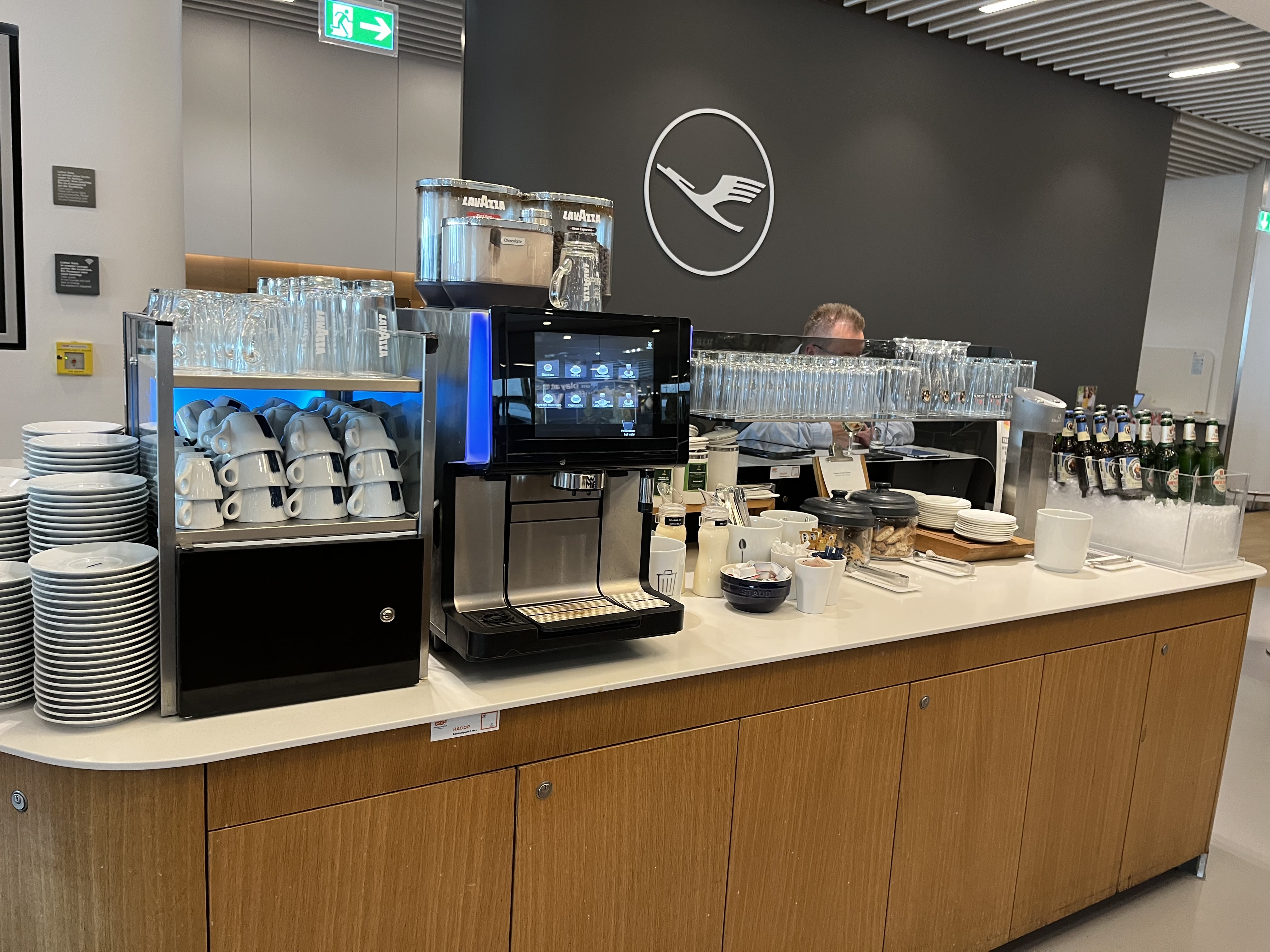 Neil Scrivener reviews the Lufthansa Lounge by Gate A13 in Frankfurt's Airport (FRA), for Star Alliance Members and those flying Business Class.