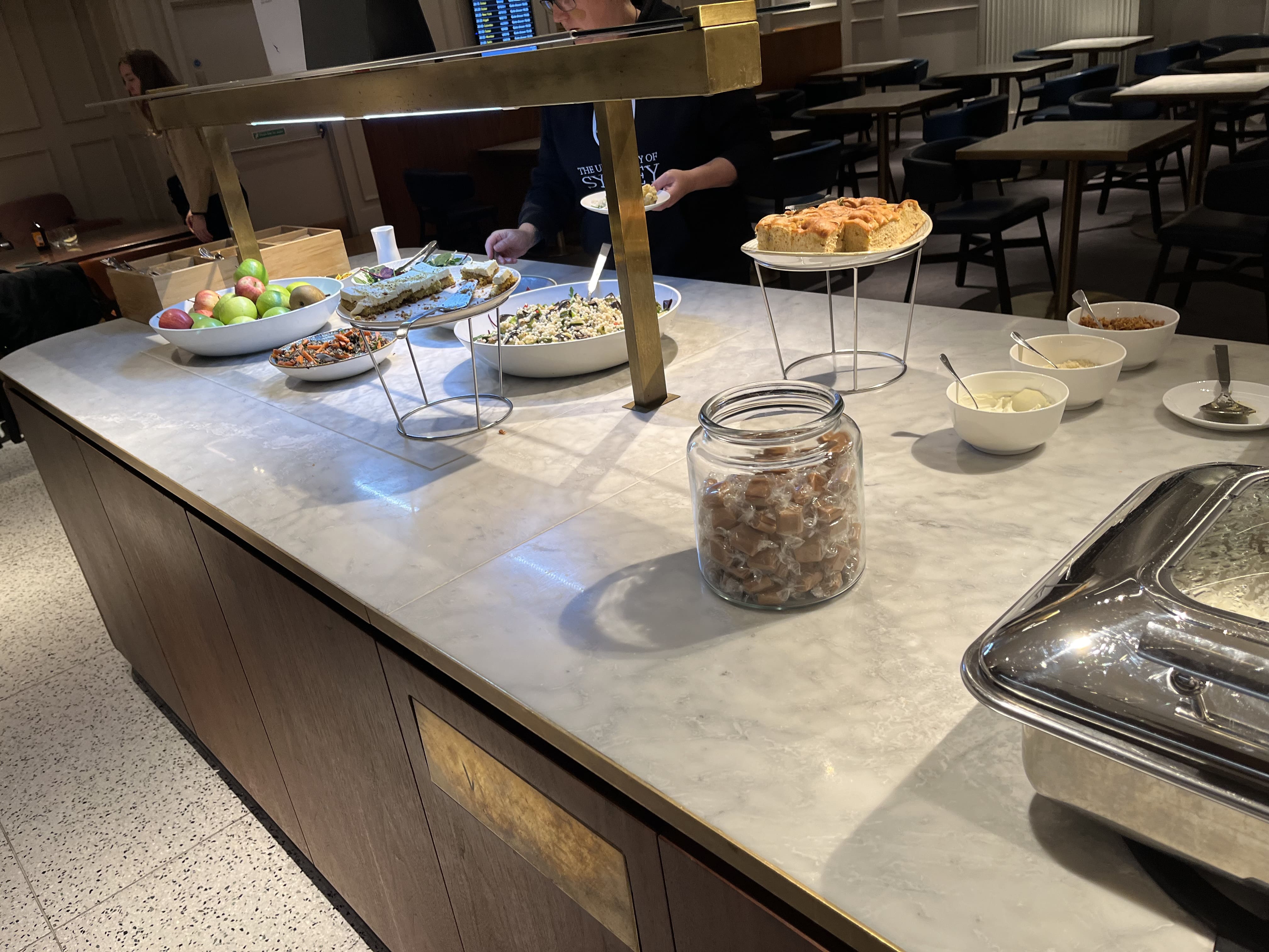 Neil Scrivener reviews the Qantas Lounge Heathrow's Terminal 3, available to Business Class and First Class passengers - and OneWorld Emerald/Sapphire members.