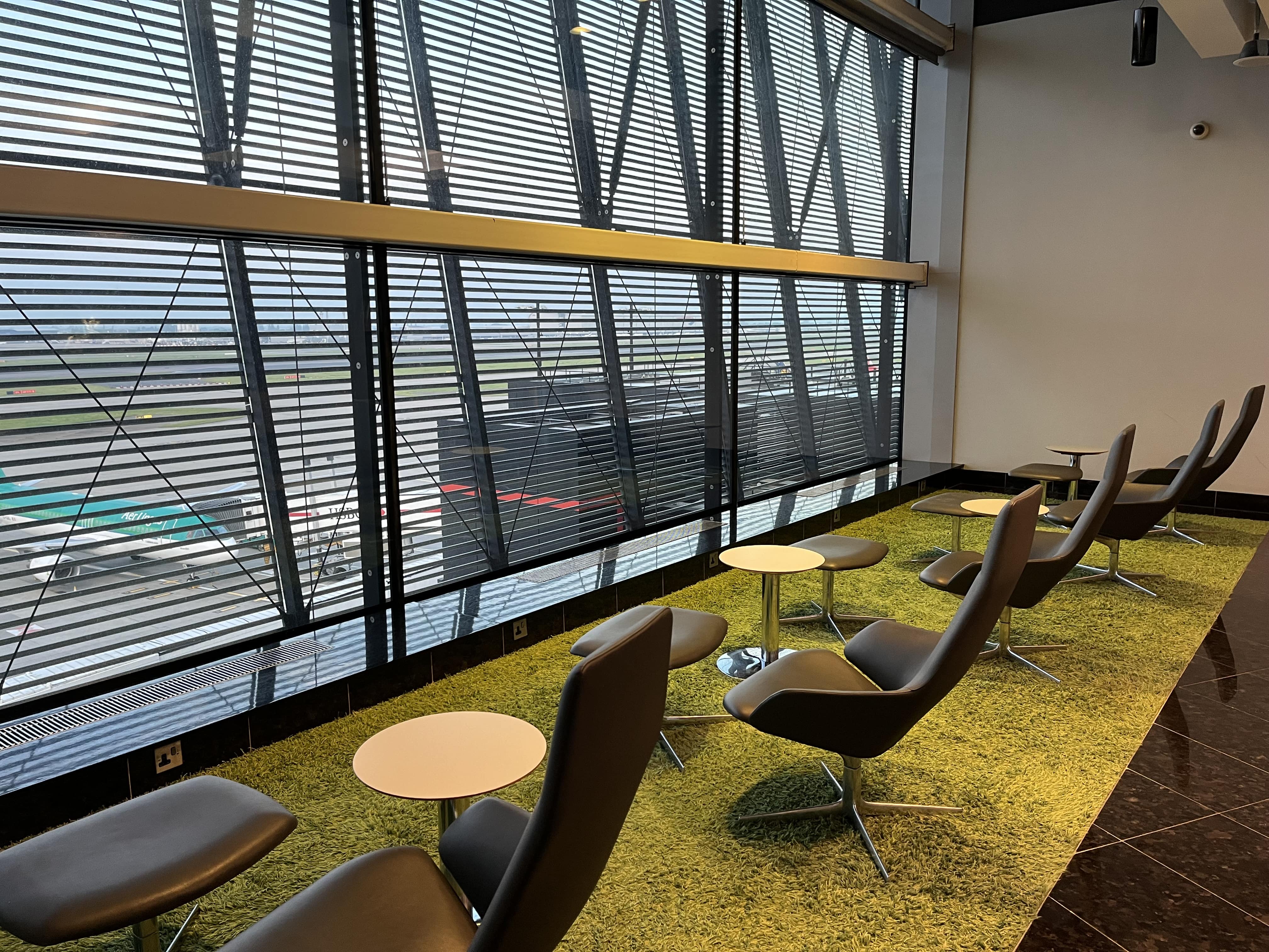 Neil Scrivener reviews the Aer Lingus Lounge for Business Class passengers a London Heathrow Terminal 2. LHR.