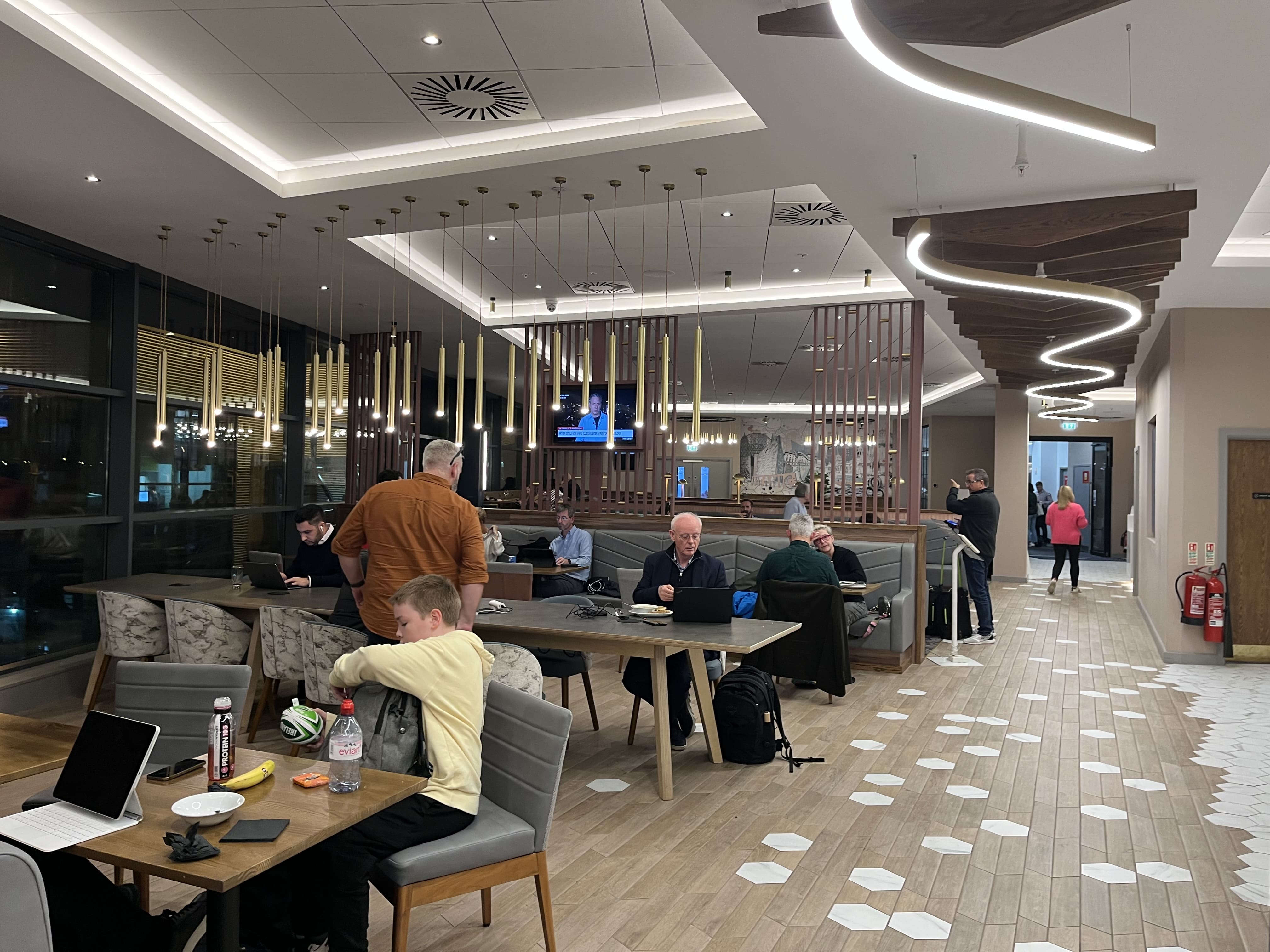 Neil Scrivener reviews the Aspire Lounge in Belfast's City Airport, accessed via British Airways (or Priority Pass). 