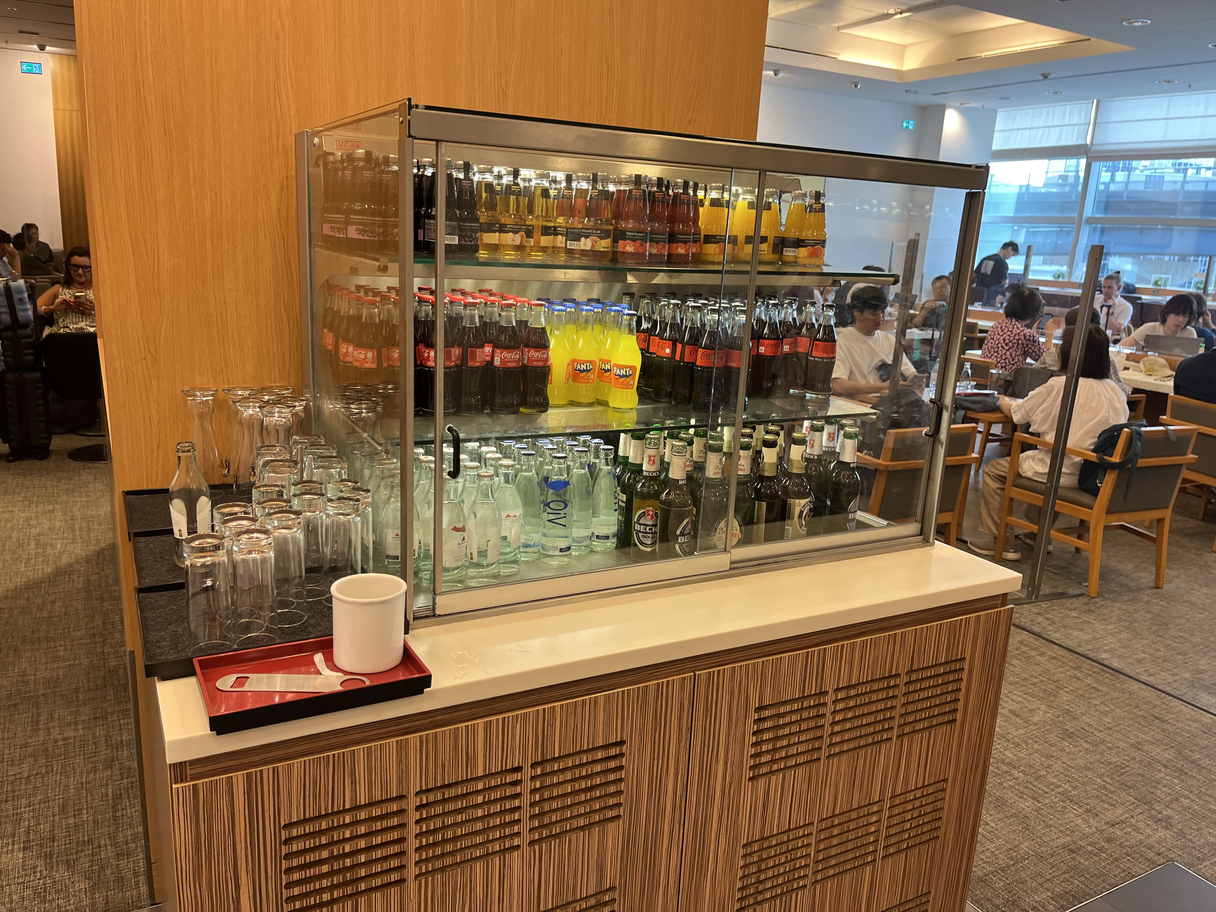 Neil Scrivener reviews the JAL Business Class/Sakura Lounge and First Class Lounge in Frankfurt Airport's Terminal 2. 