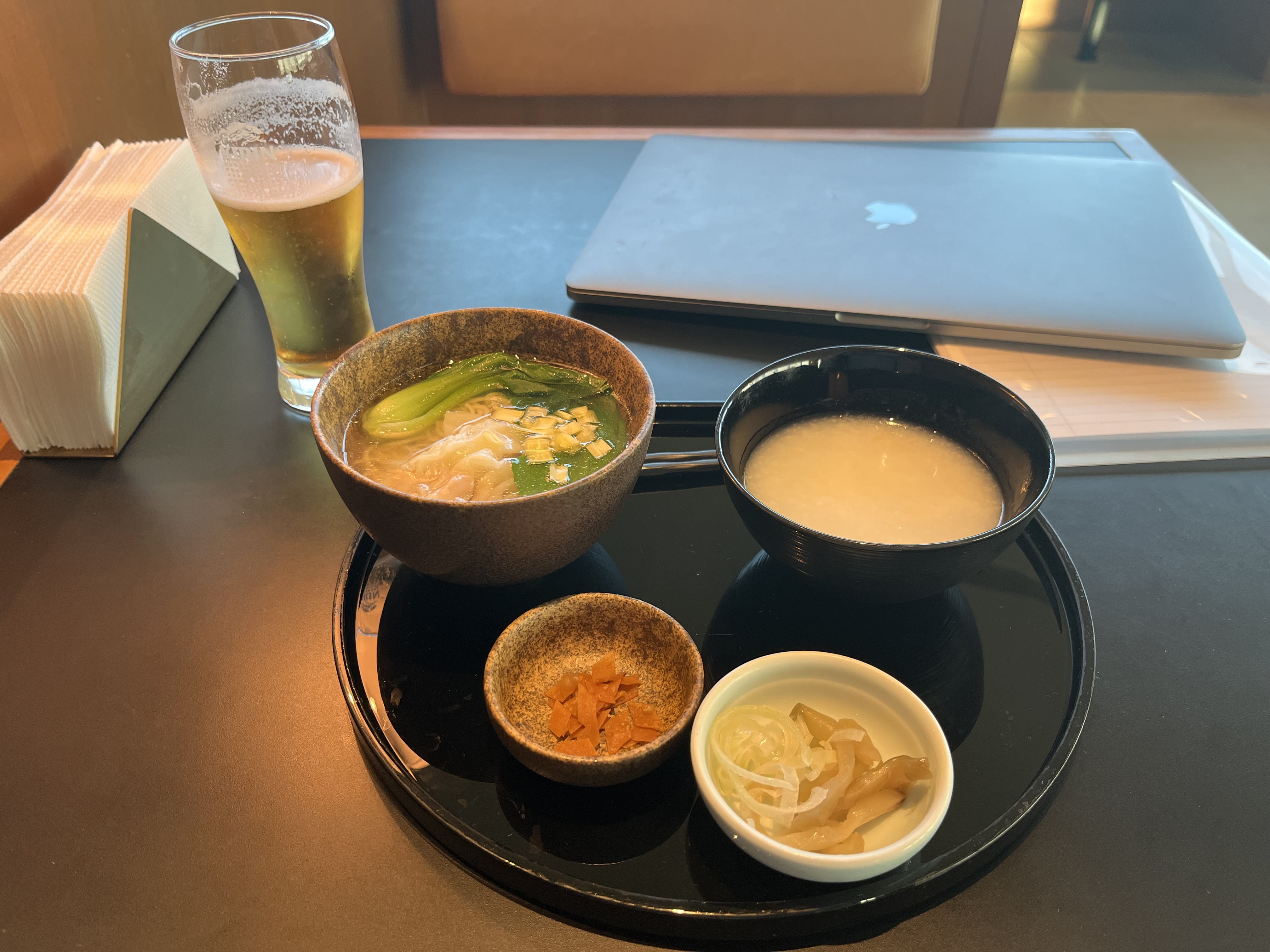 Neil Scrivener reviews the Cathay Pacific Lounge in Terminal 3 of Tokyo's Haneda Airport, available to OneWorld members. 