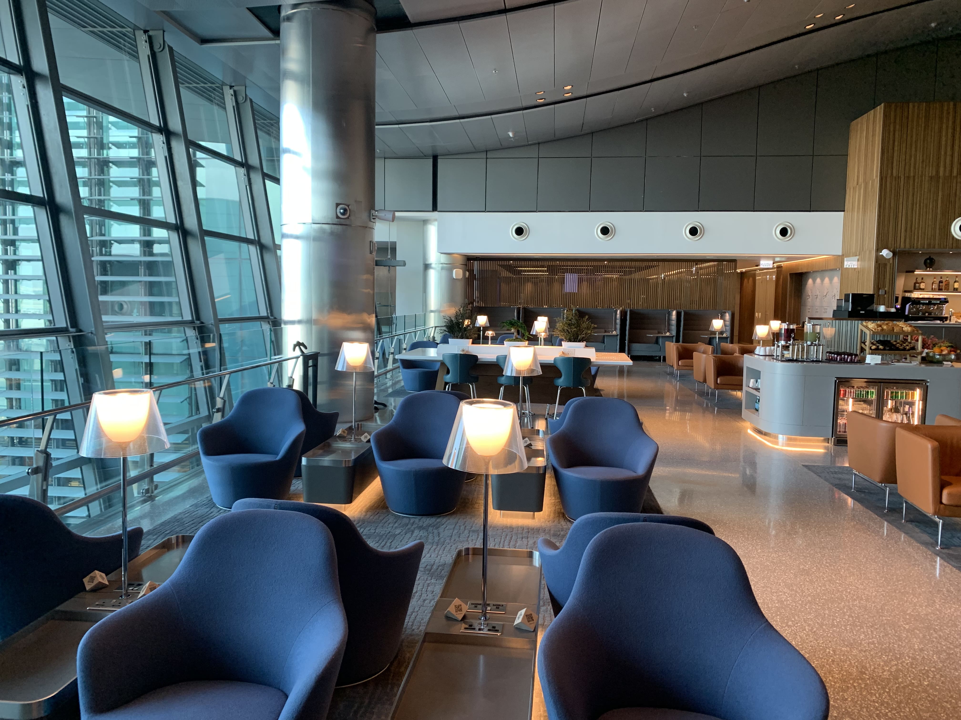 Neil Scrivener reviews the Qatar Airways Platinum Lounge in Doha's Hamad International Airport (DOH), accessed via OneWorld Emerald membership. 