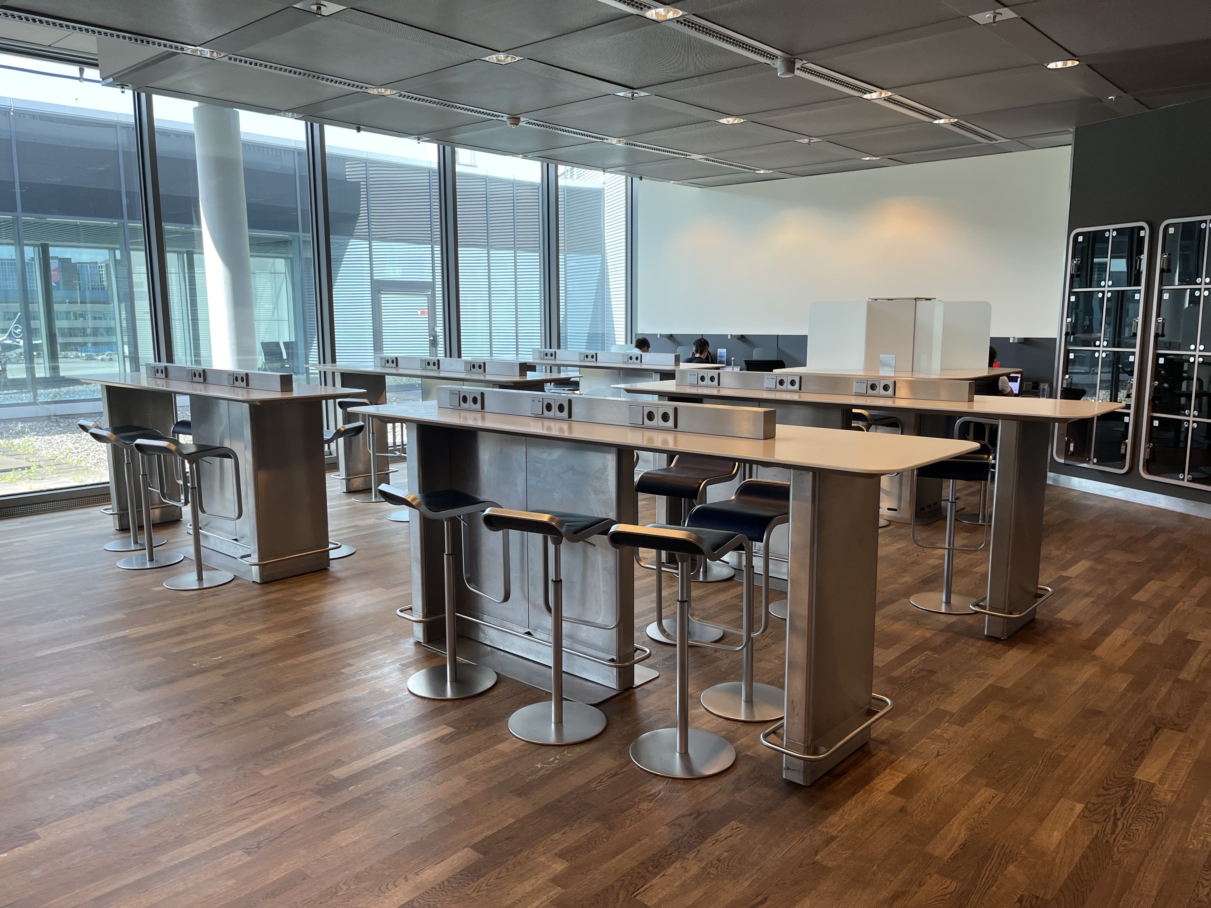 Neil Scrivener reviews the Lufthansa Business Class Lounge by Gate B24 in Frankfurt's Airport (FRA).