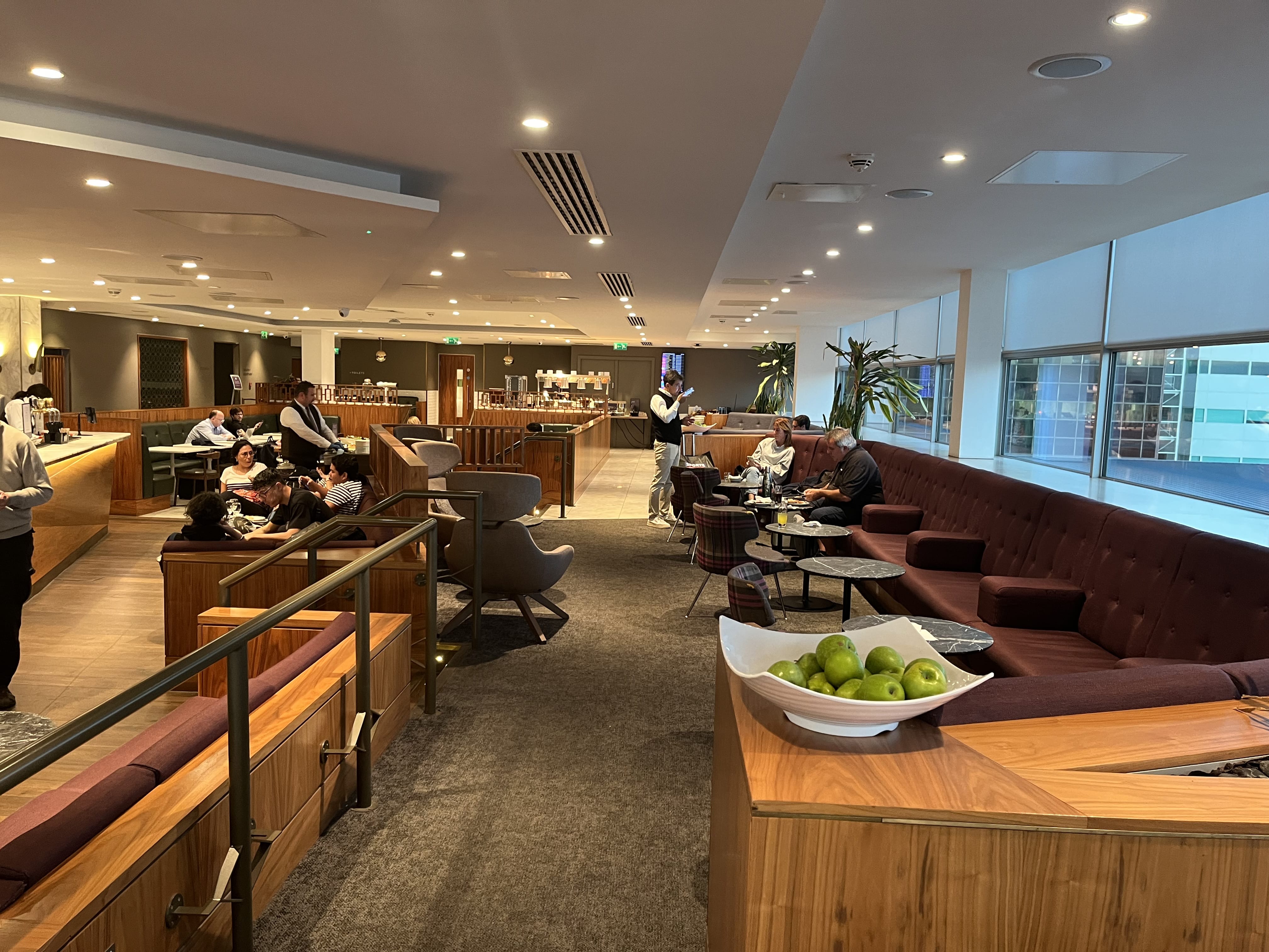 Neil Scrivener reviews the No1 Lounge in Gatwick's Airport, accessed via Priority Pass. 