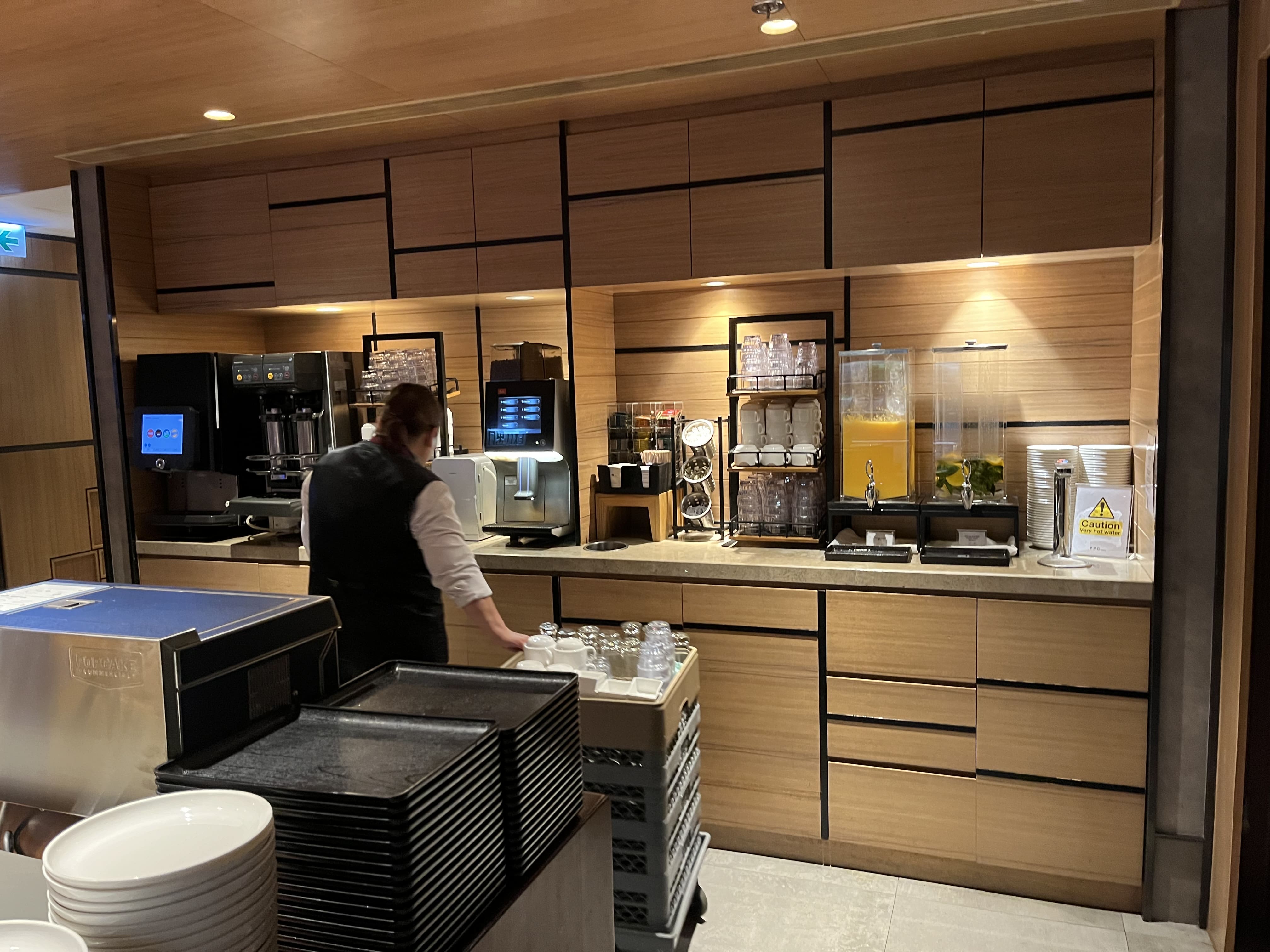 Neil Scrivener reviews the Plaza Premium Lounge by Gate 35 in Hong Kong's International Airport (HKG). 