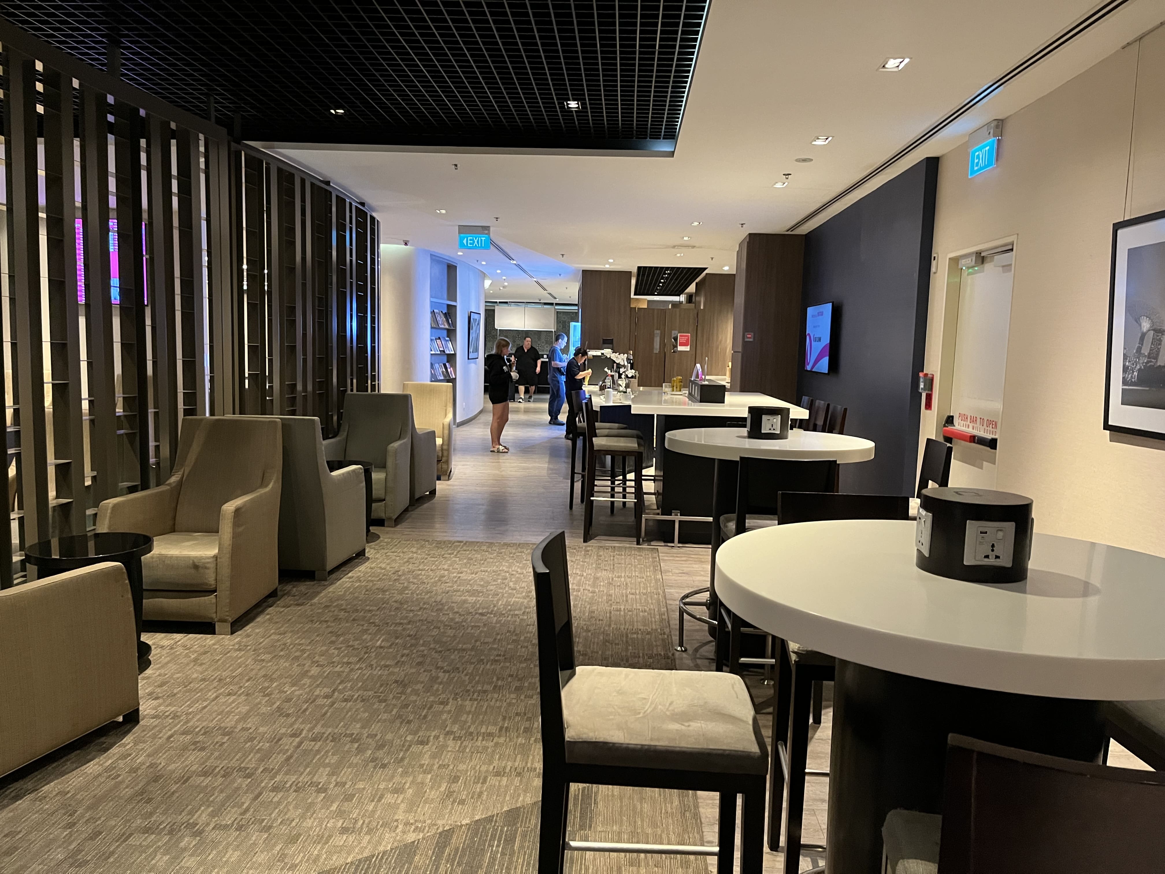 Neil Scrivener reviews the Marhaba Lounge in Terminal 1 of Singapore's Changi Airport. Available to Priority Pass and Dragon Pass members.