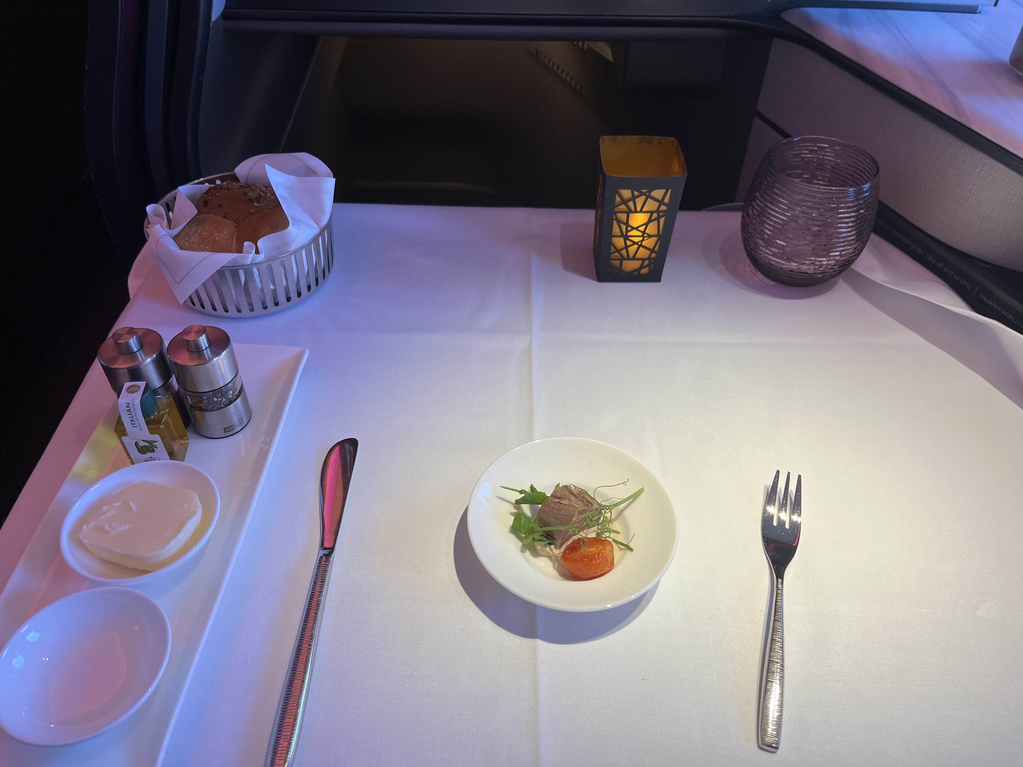 Neil Scrivener reviews Qatar Airways QR15 in Business Class on the A350-1000 from Doha to Heathrow.