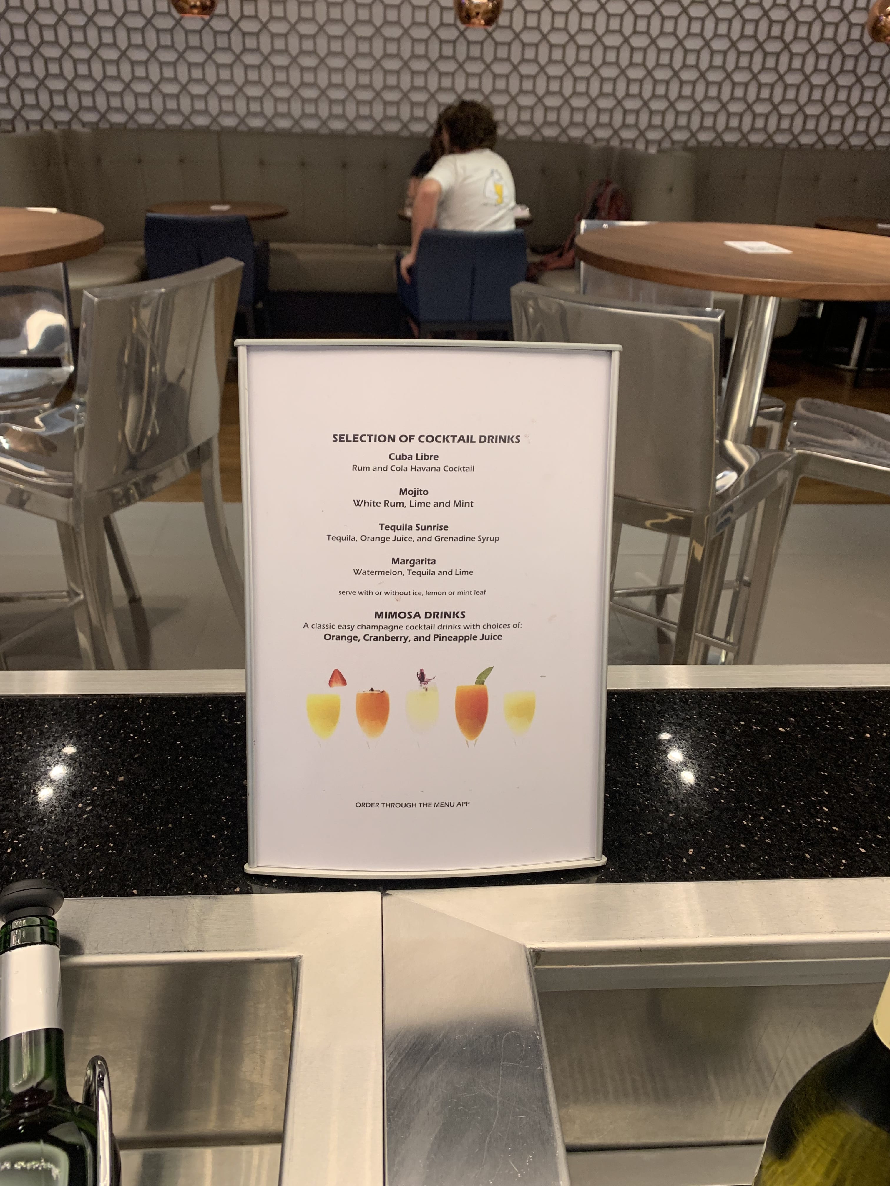 Flying Business reviews the British Airways Lounge in Terminal 1 of Singapore's Changi Airport. 