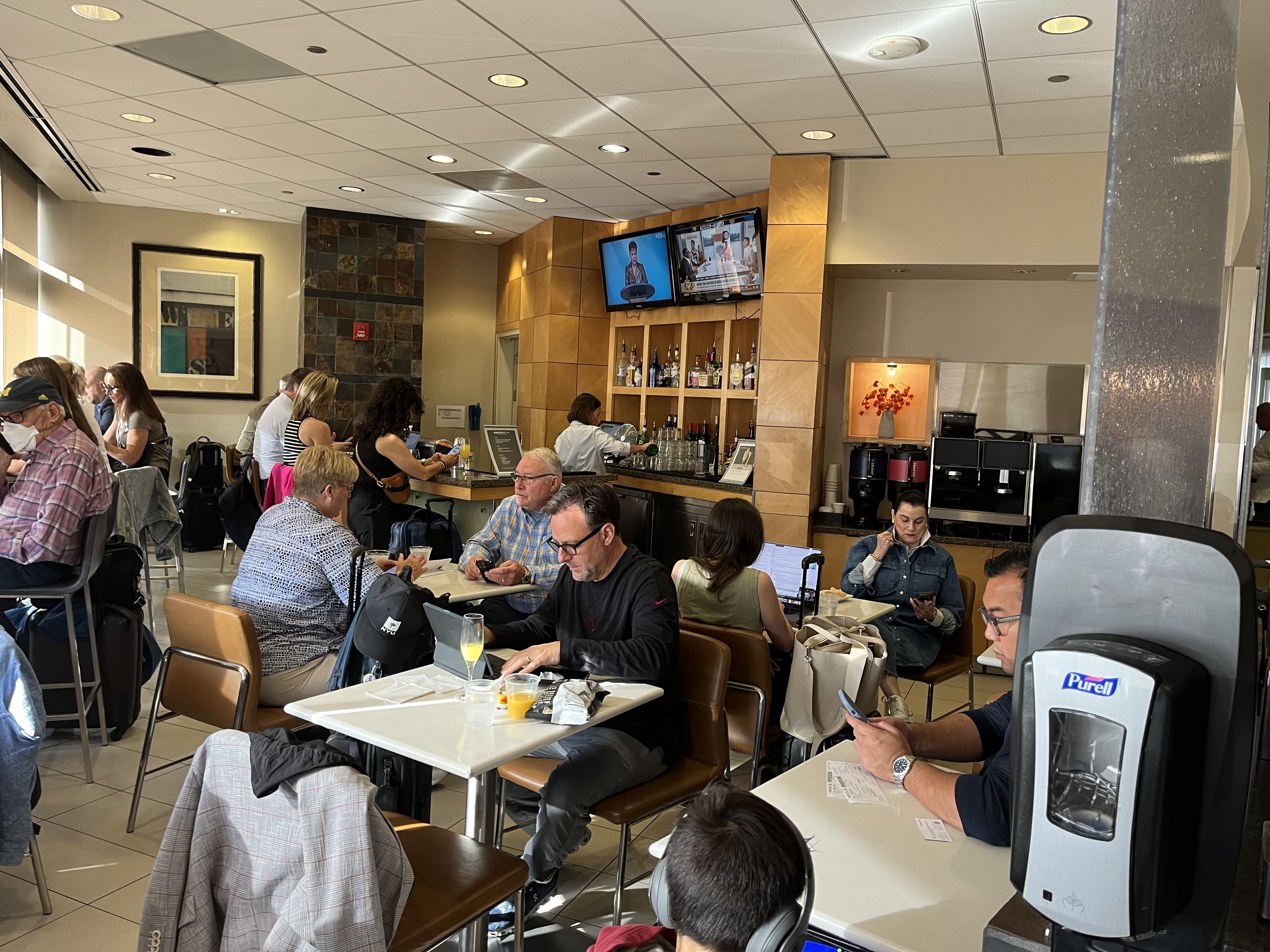 Neil Scrivener reviews the American Airlines Admirals Club at Terminal 4 of Phoenix Sky Harbor Airport, Concourse A (Gate A21)