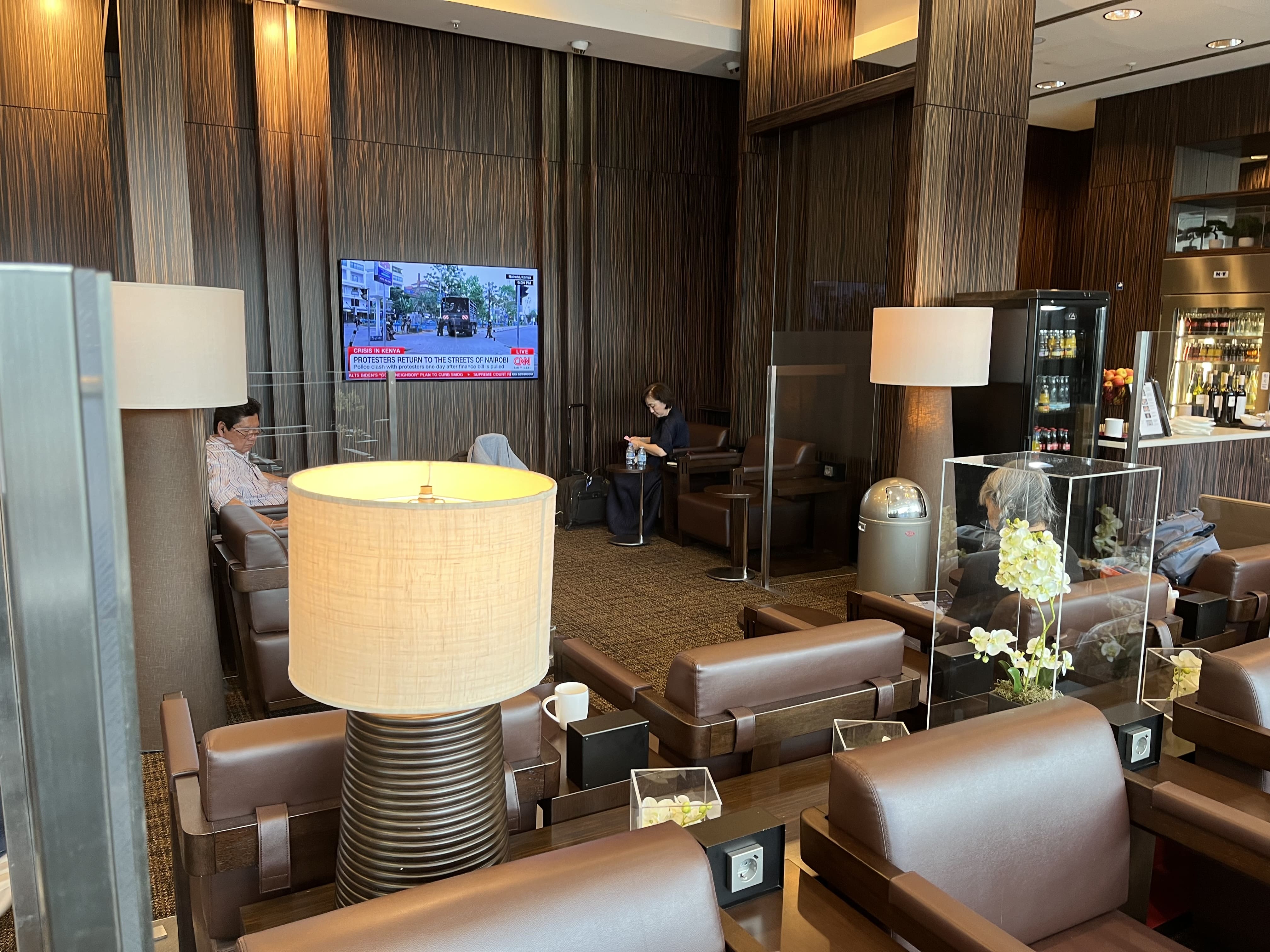 Neil Scrivener reviews the JAL Business Class/Sakura Lounge and First Class Lounge in Frankfurt Airport's Terminal 2. 