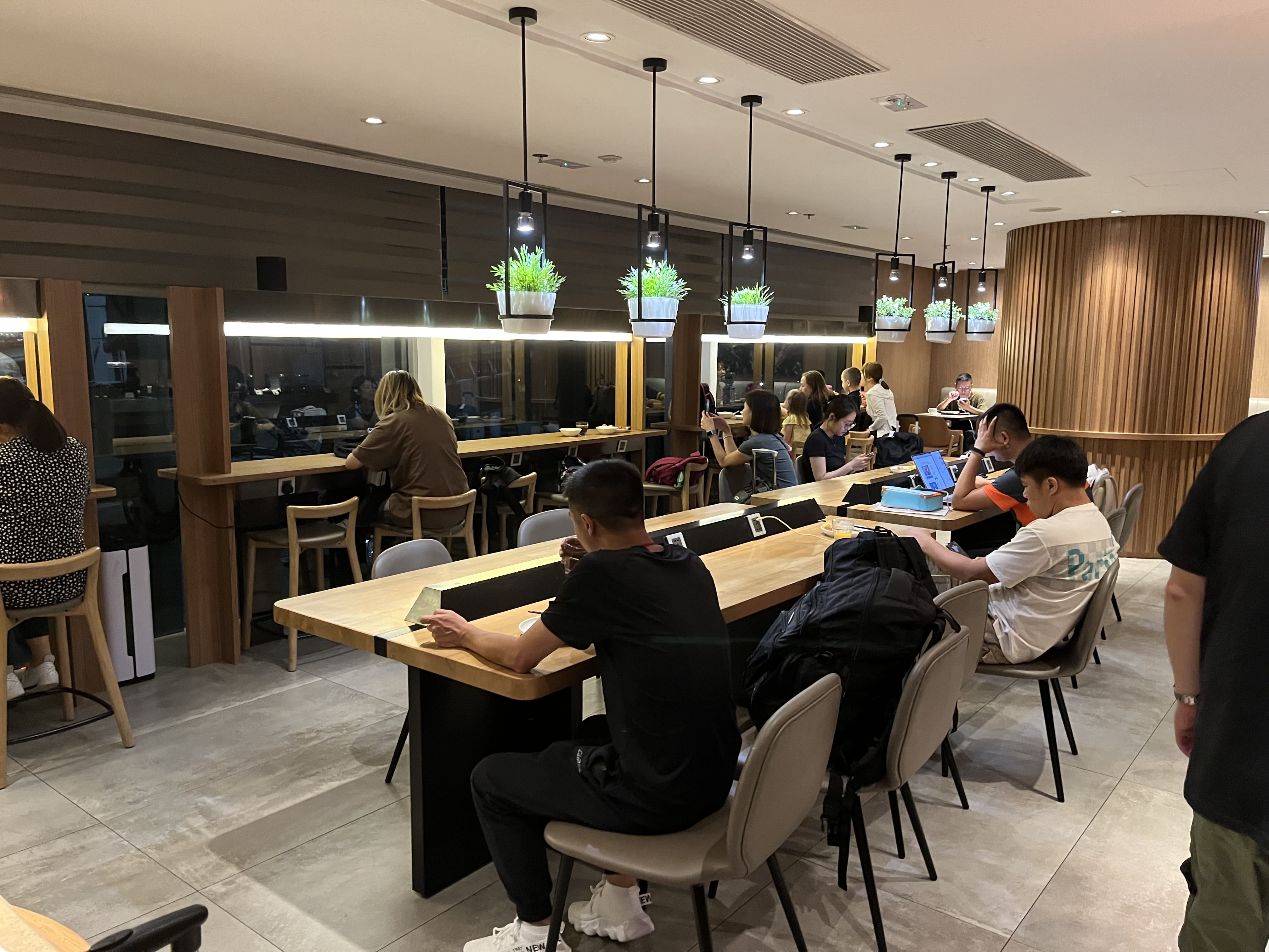 Neil Scrivener reviews the Plaza Premium Lounge by Gate 35 in Hong Kong's International Airport (HKG). 