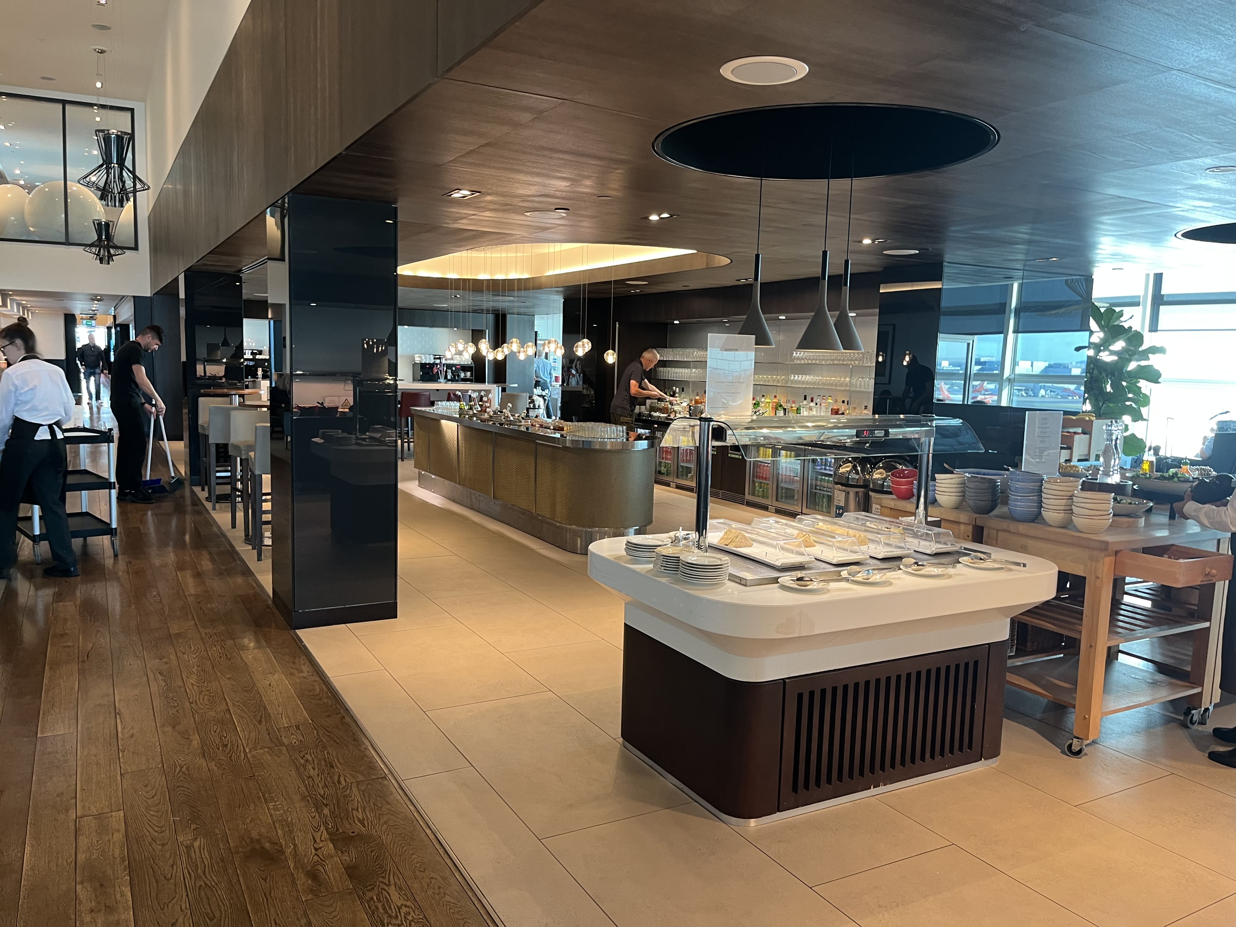 Neil Scrivener reviews the British Airways First and Business Class at Gatwick Airport's South Terminal - available to Club World and OneWorld passengers. 